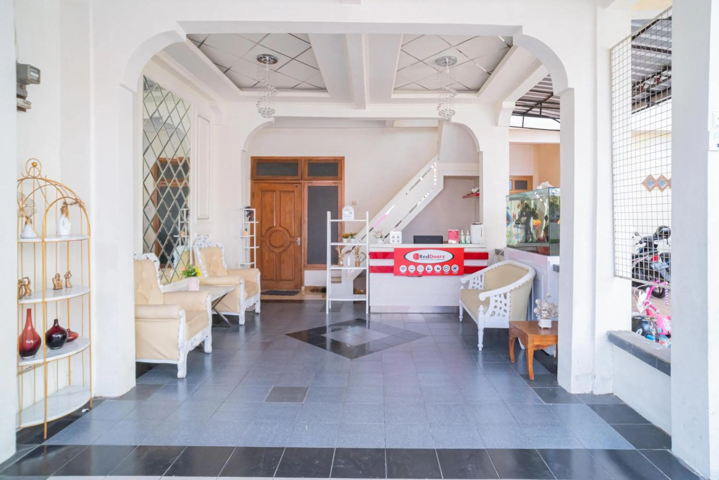Lobby or reception in RedDoorz Syariah at Aura Homestay