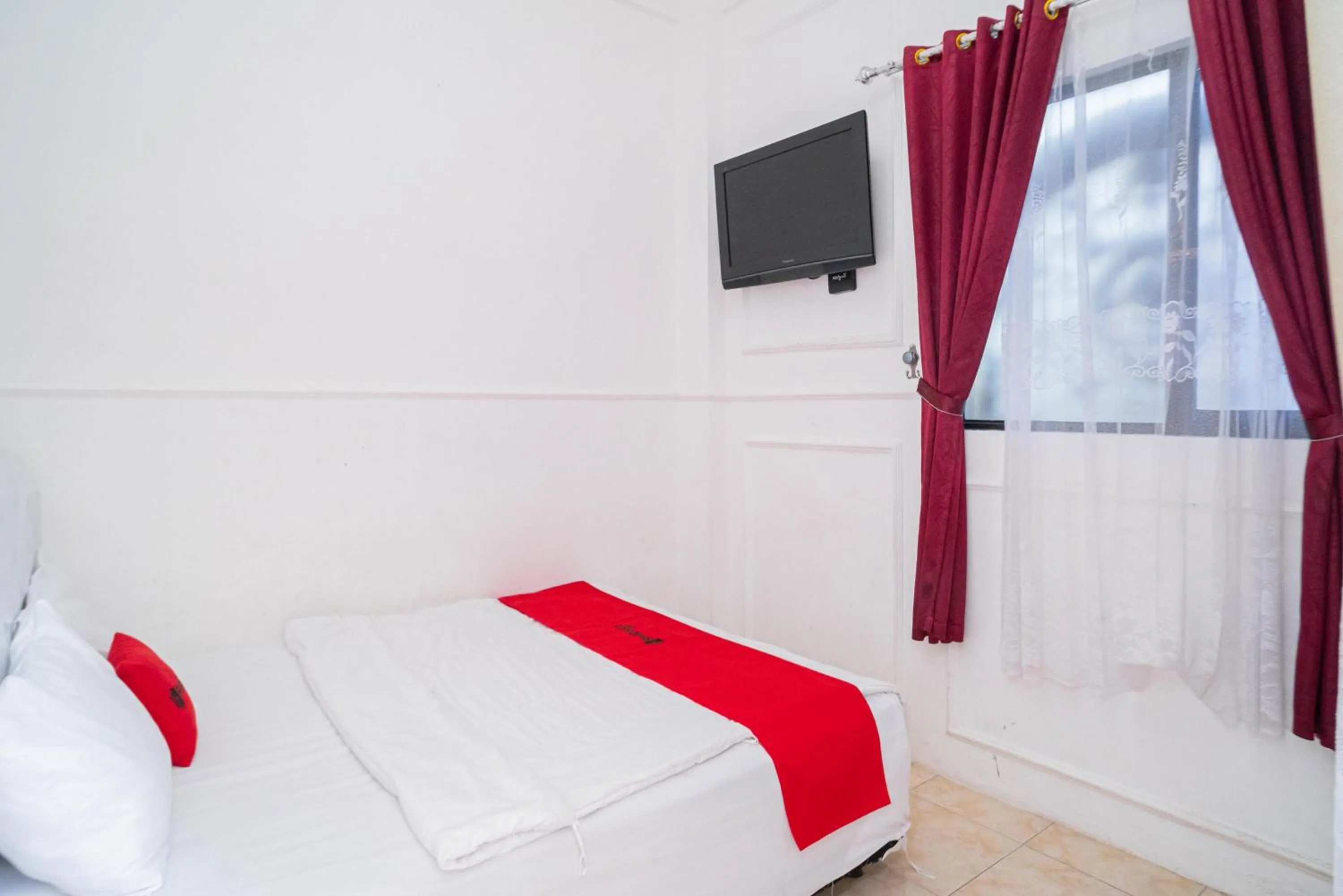 Bedroom, Bed in RedDoorz Syariah at Aura Homestay