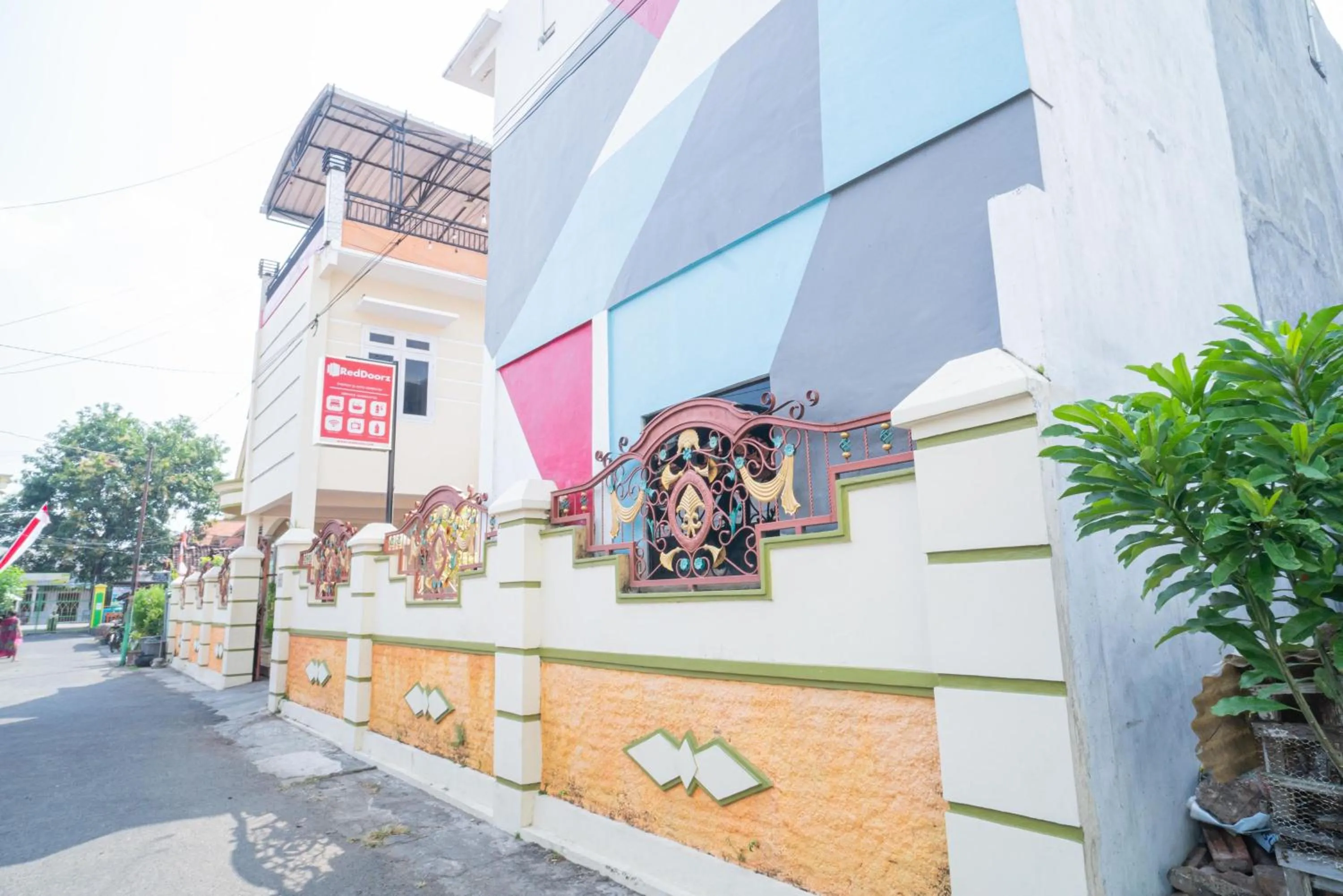 Property building in RedDoorz Syariah at Aura Homestay