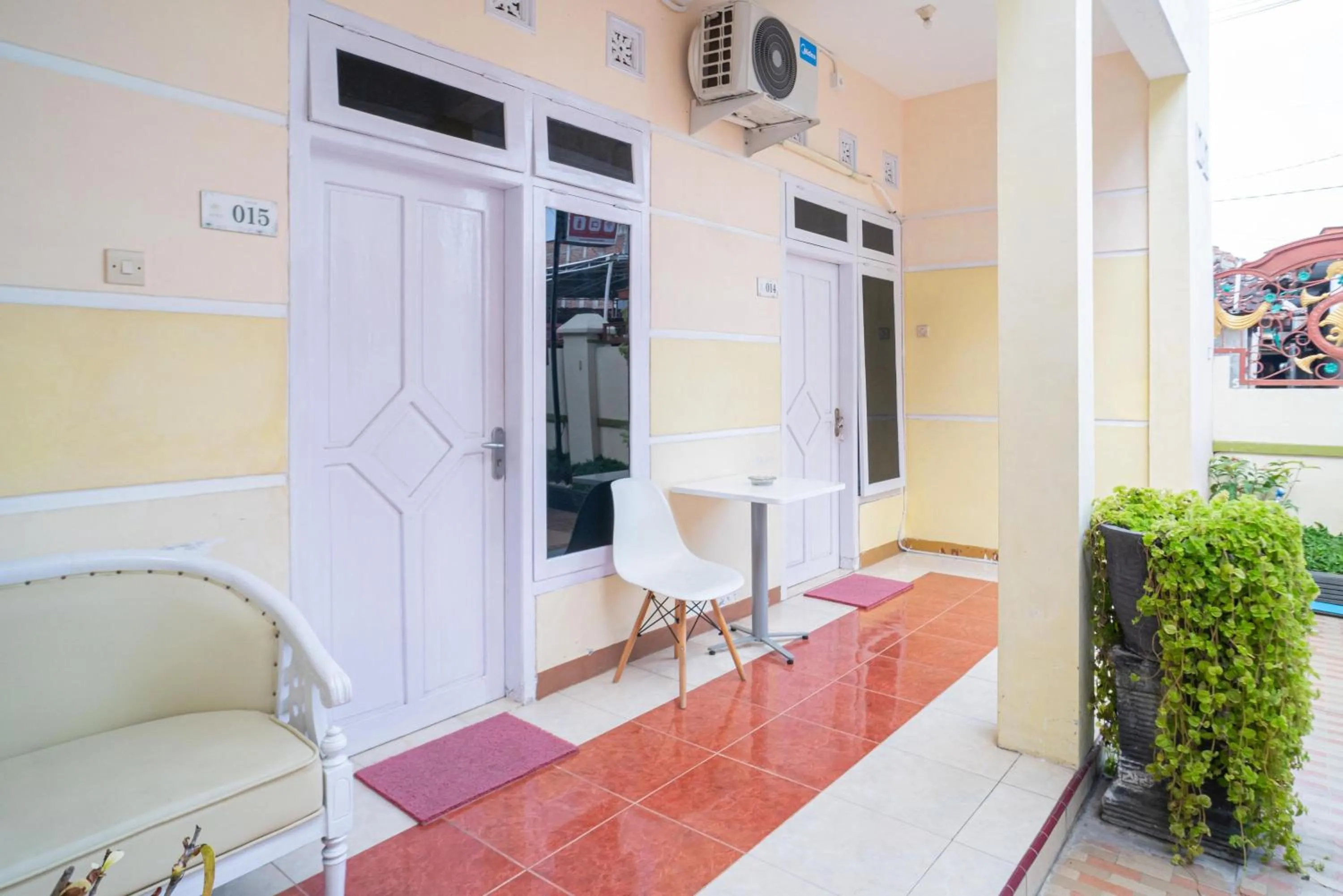 Balcony/Terrace in RedDoorz Syariah at Aura Homestay