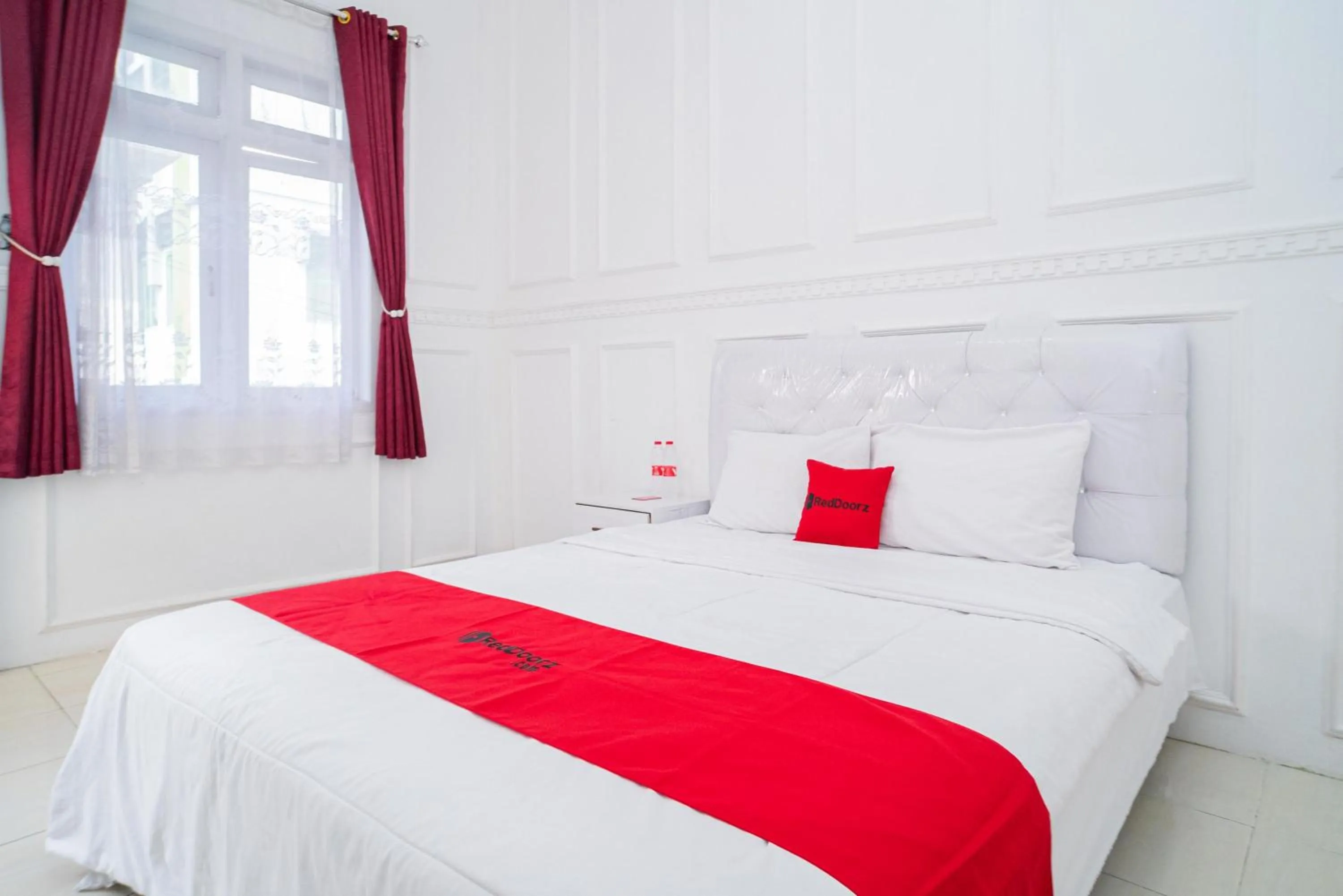 Bedroom, Bed in RedDoorz Syariah at Aura Homestay