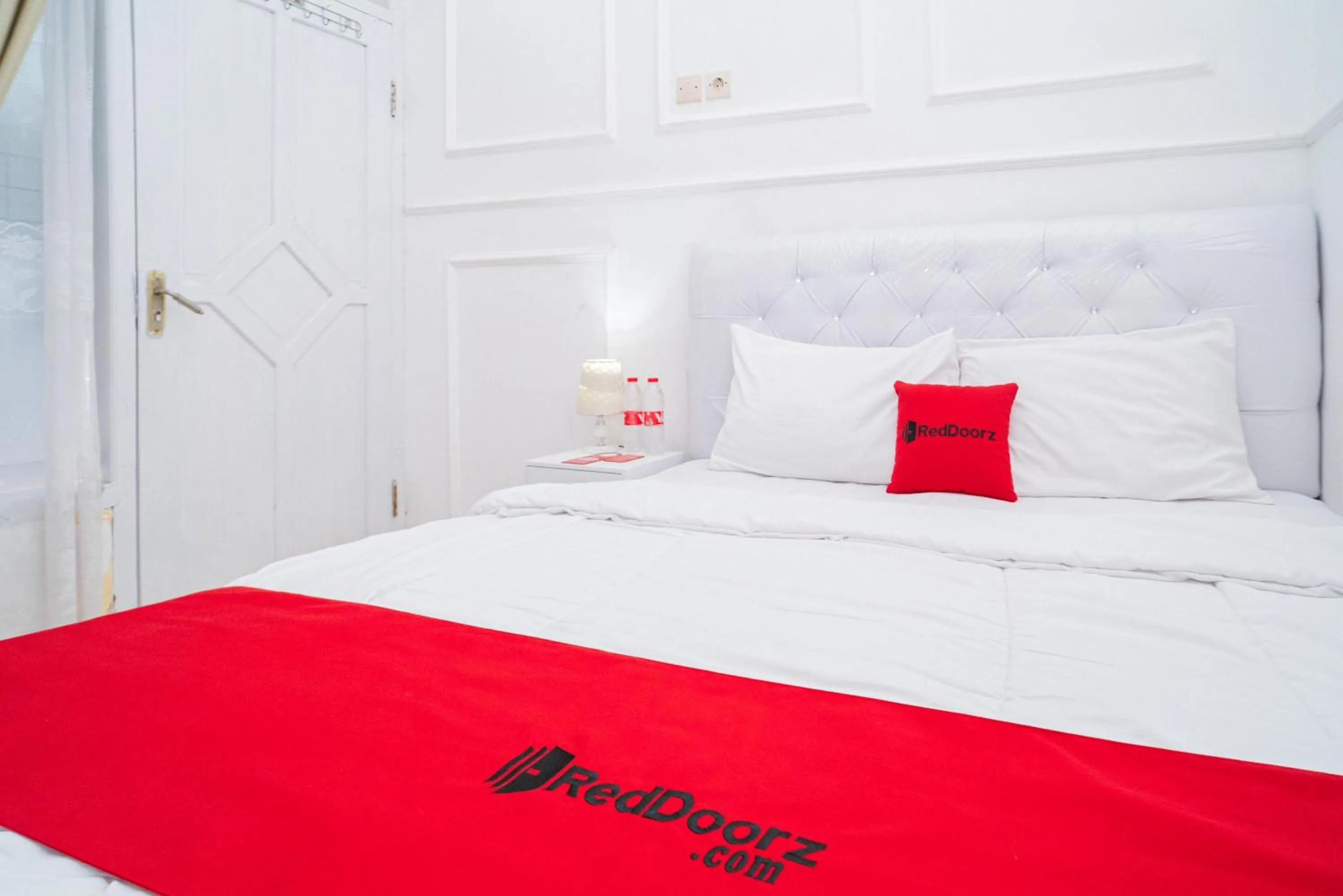 Bedroom, Bed in RedDoorz Syariah at Aura Homestay