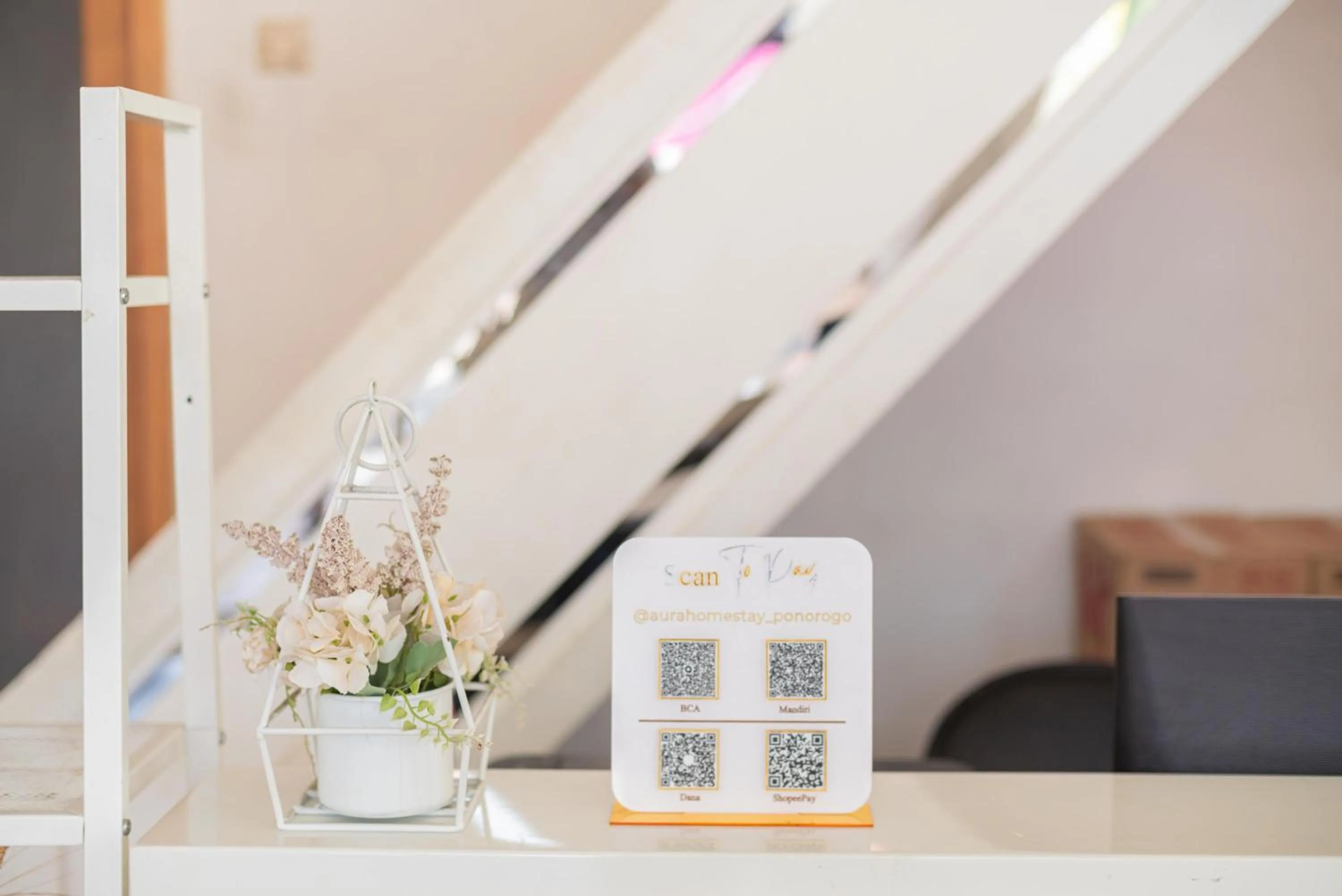 Lobby or reception in RedDoorz Syariah at Aura Homestay