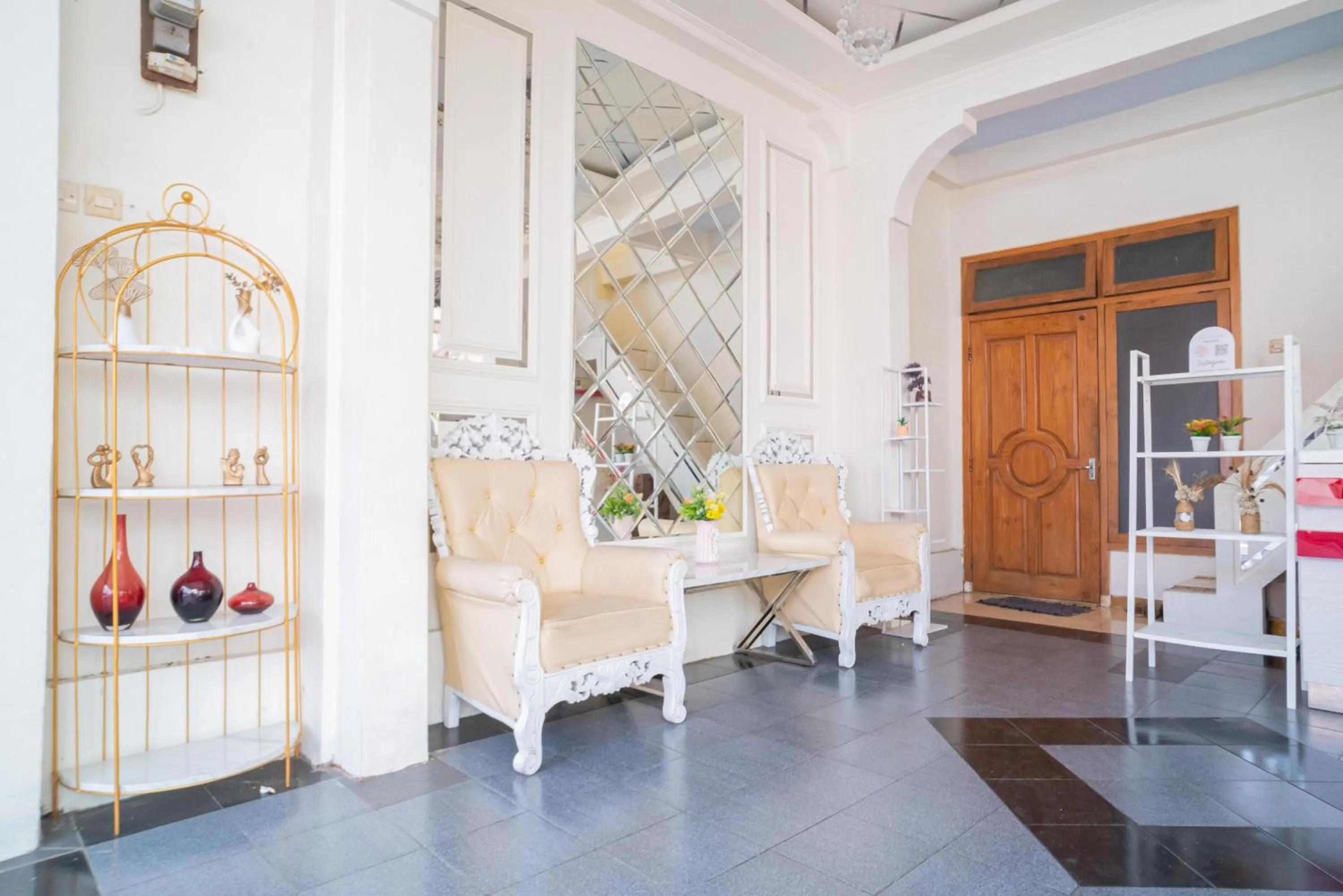 Living room in RedDoorz Syariah at Aura Homestay