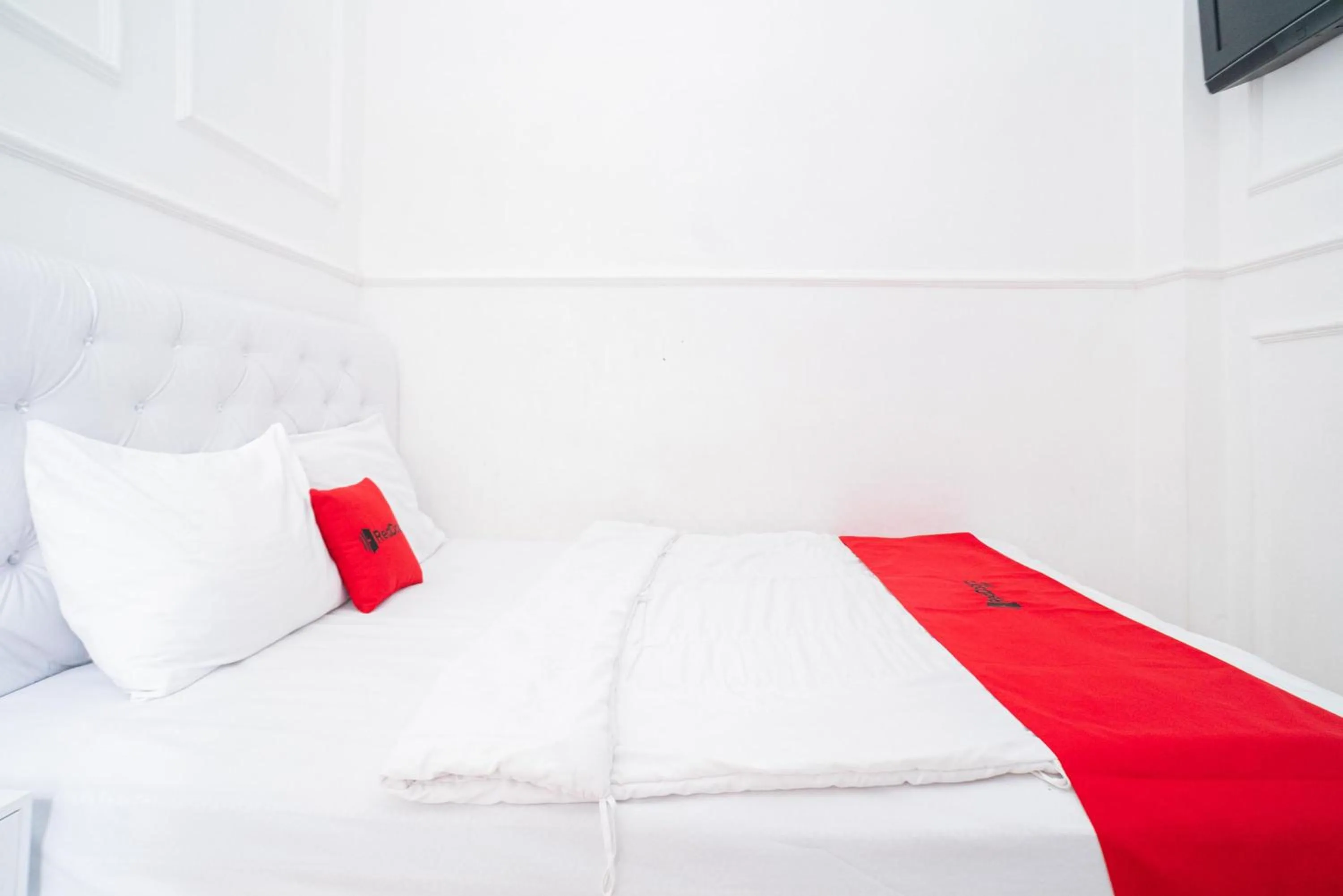 Bedroom, Bed in RedDoorz Syariah at Aura Homestay