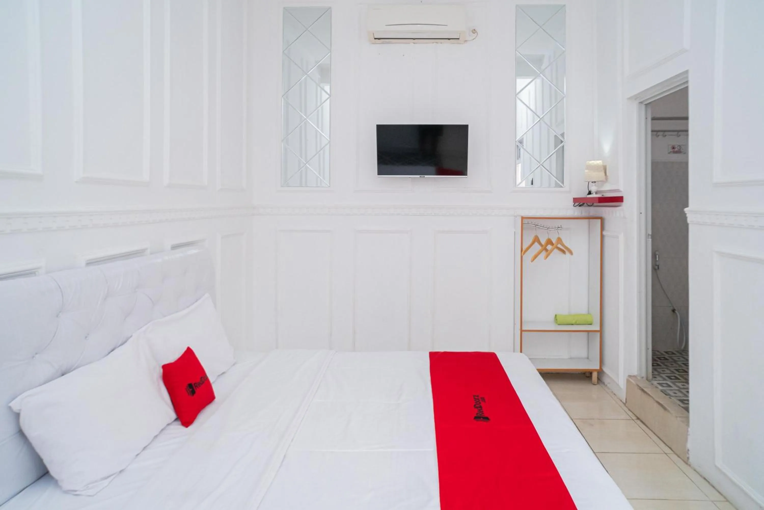 Bedroom, Bed in RedDoorz Syariah at Aura Homestay