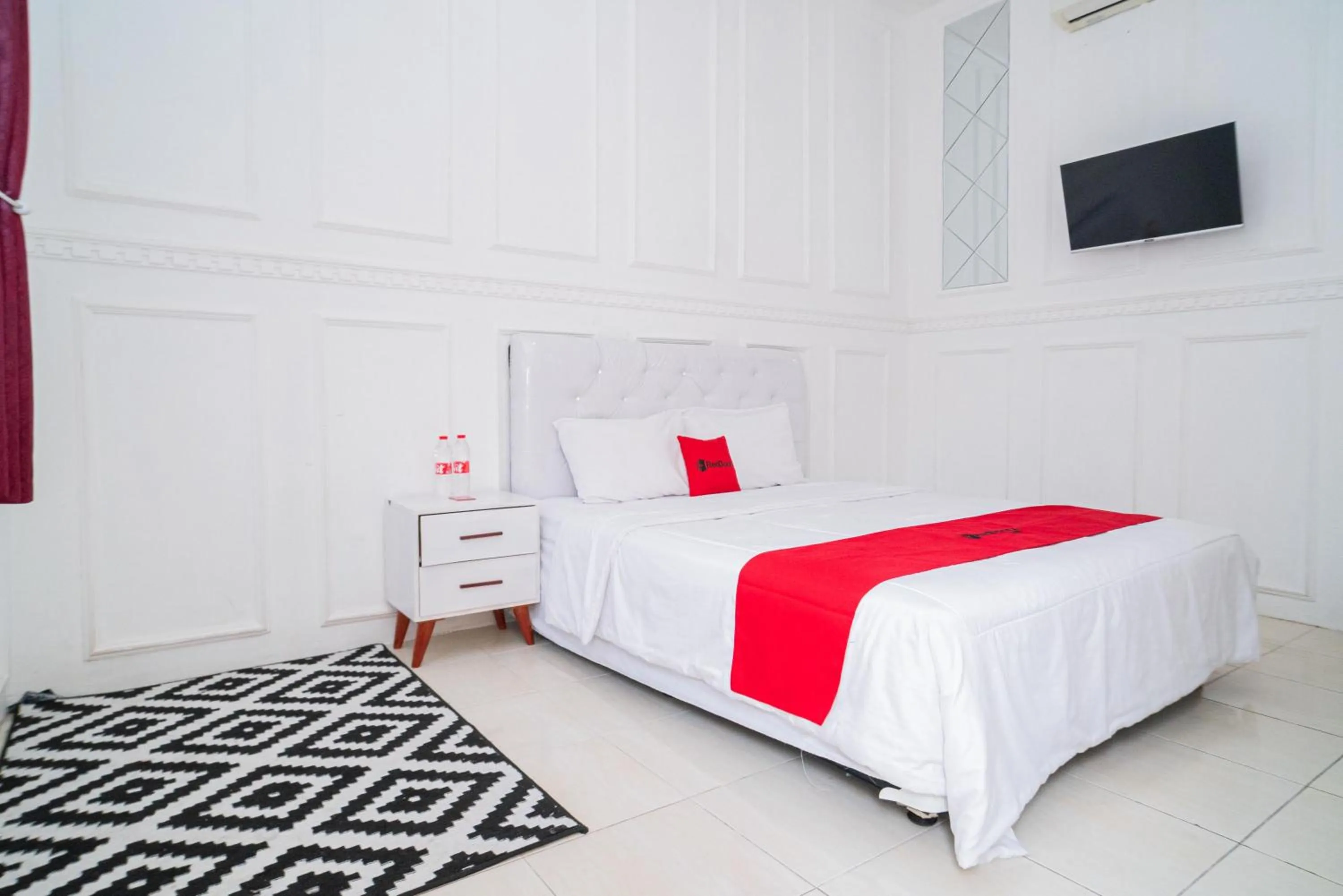 Bedroom, Bed in RedDoorz Syariah at Aura Homestay