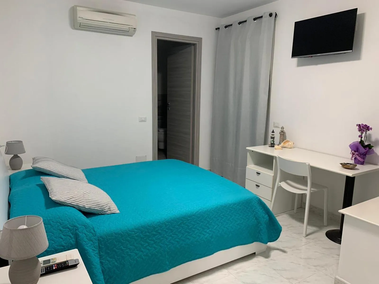 Photo of the whole room, Bed in B&B Bentu de Mari