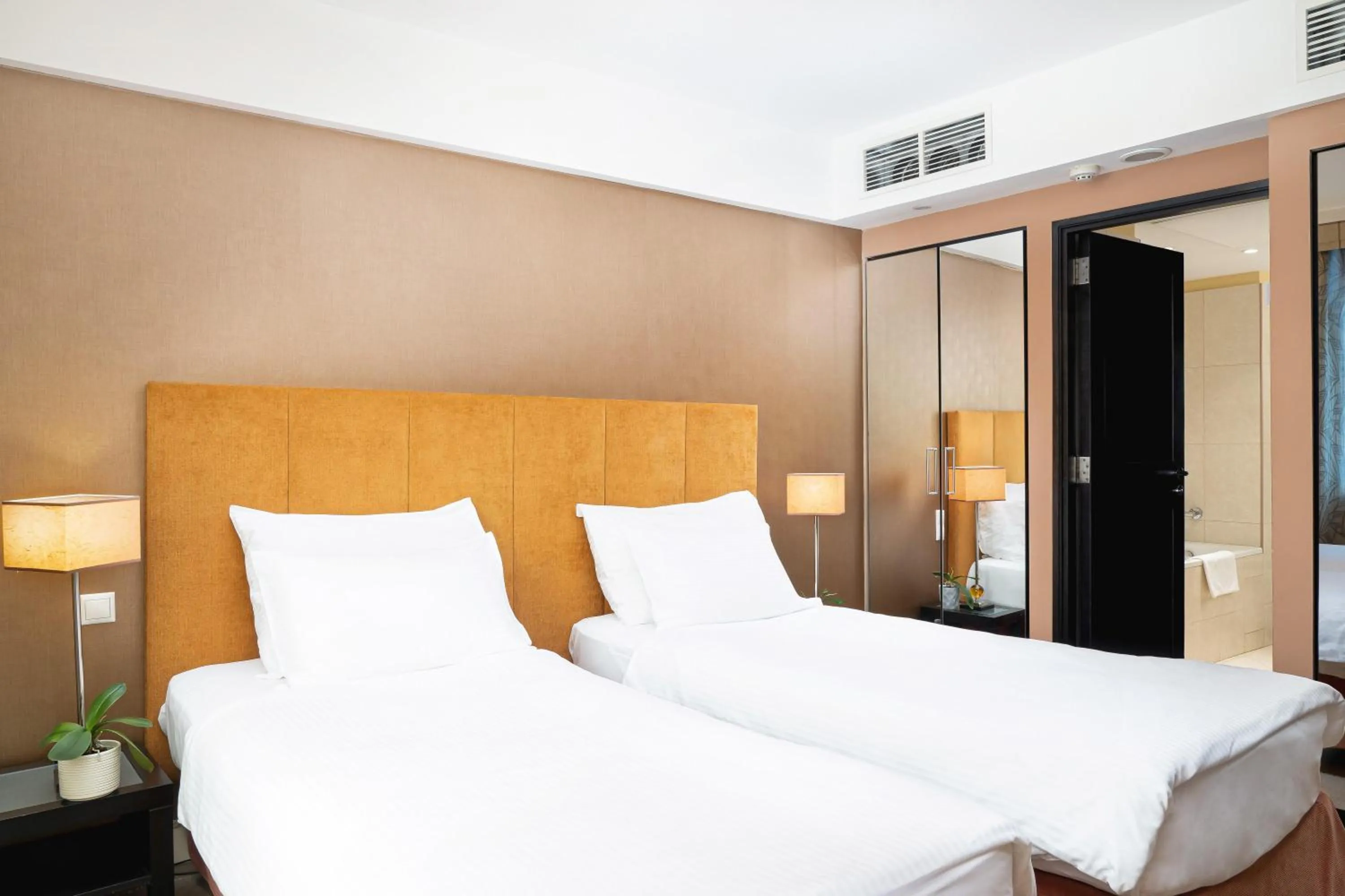 Photo of the whole room, Bed in Verdi Budapest Aquincum