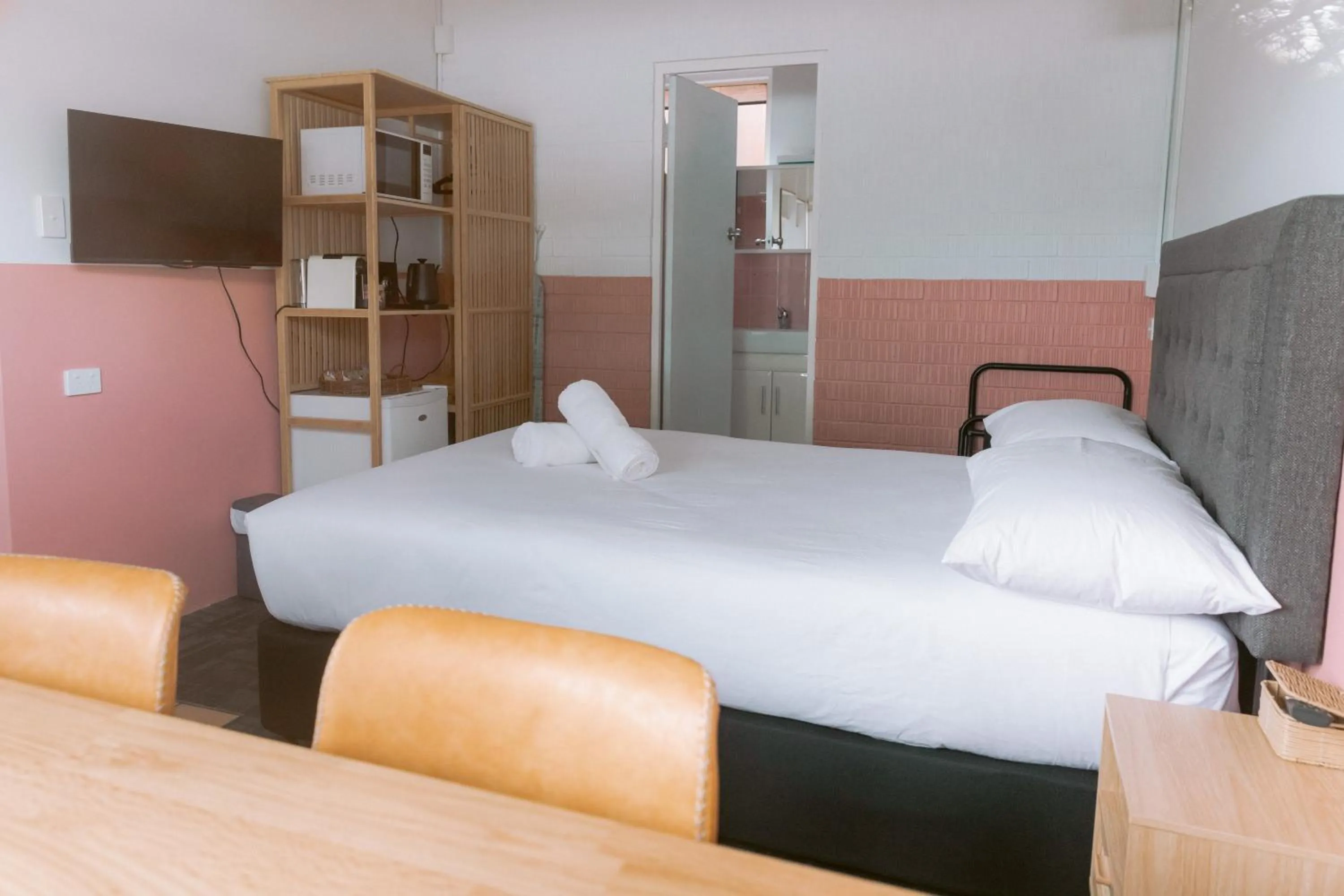 Bed in Black Swan Waterfront Motel