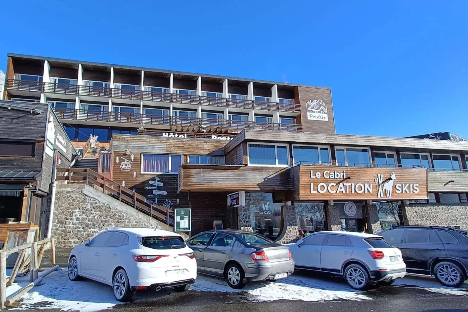 Property building in Hotel Perdrix