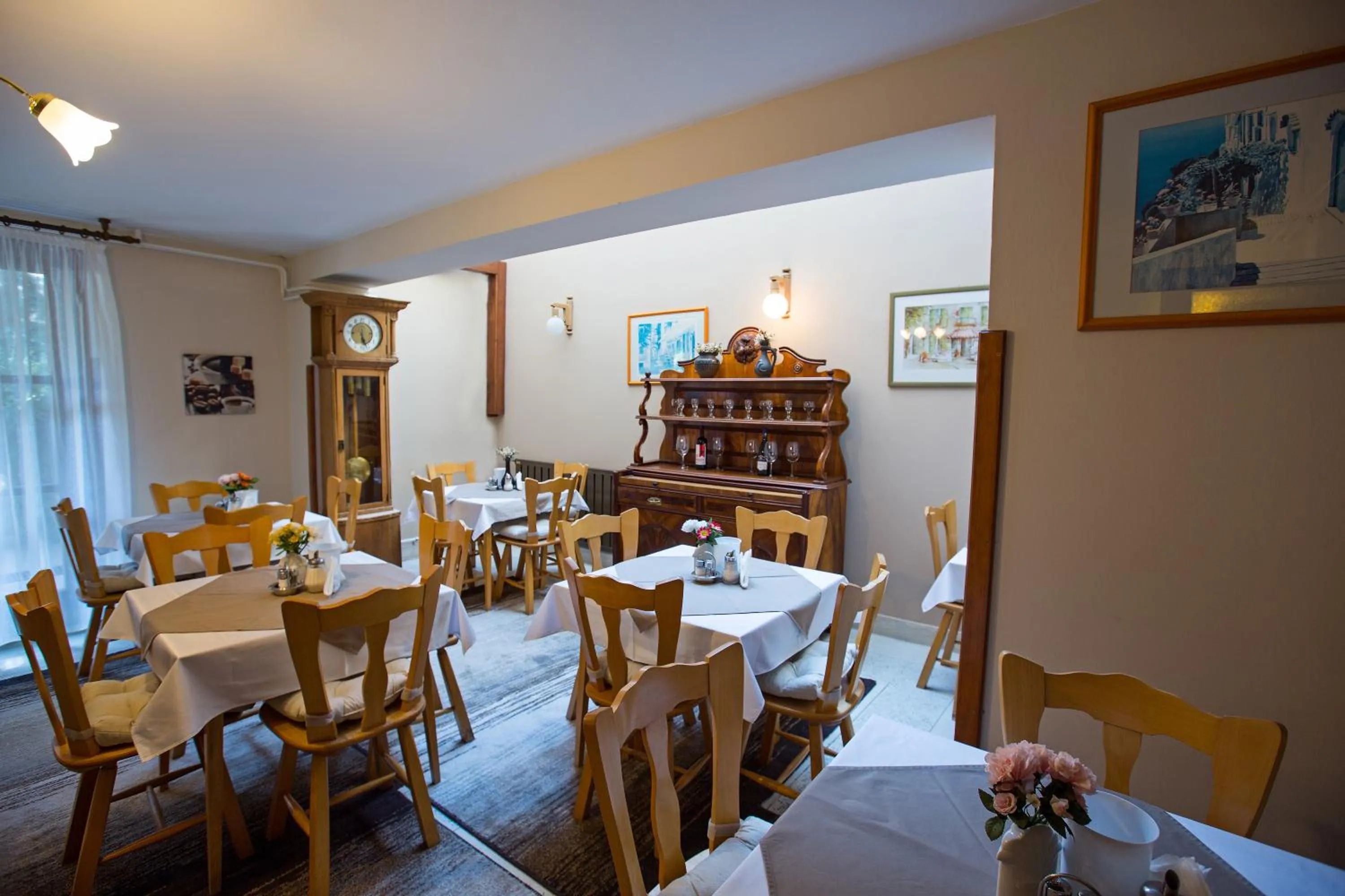 Restaurant/places to eat in HELIOS Hotel Apartments