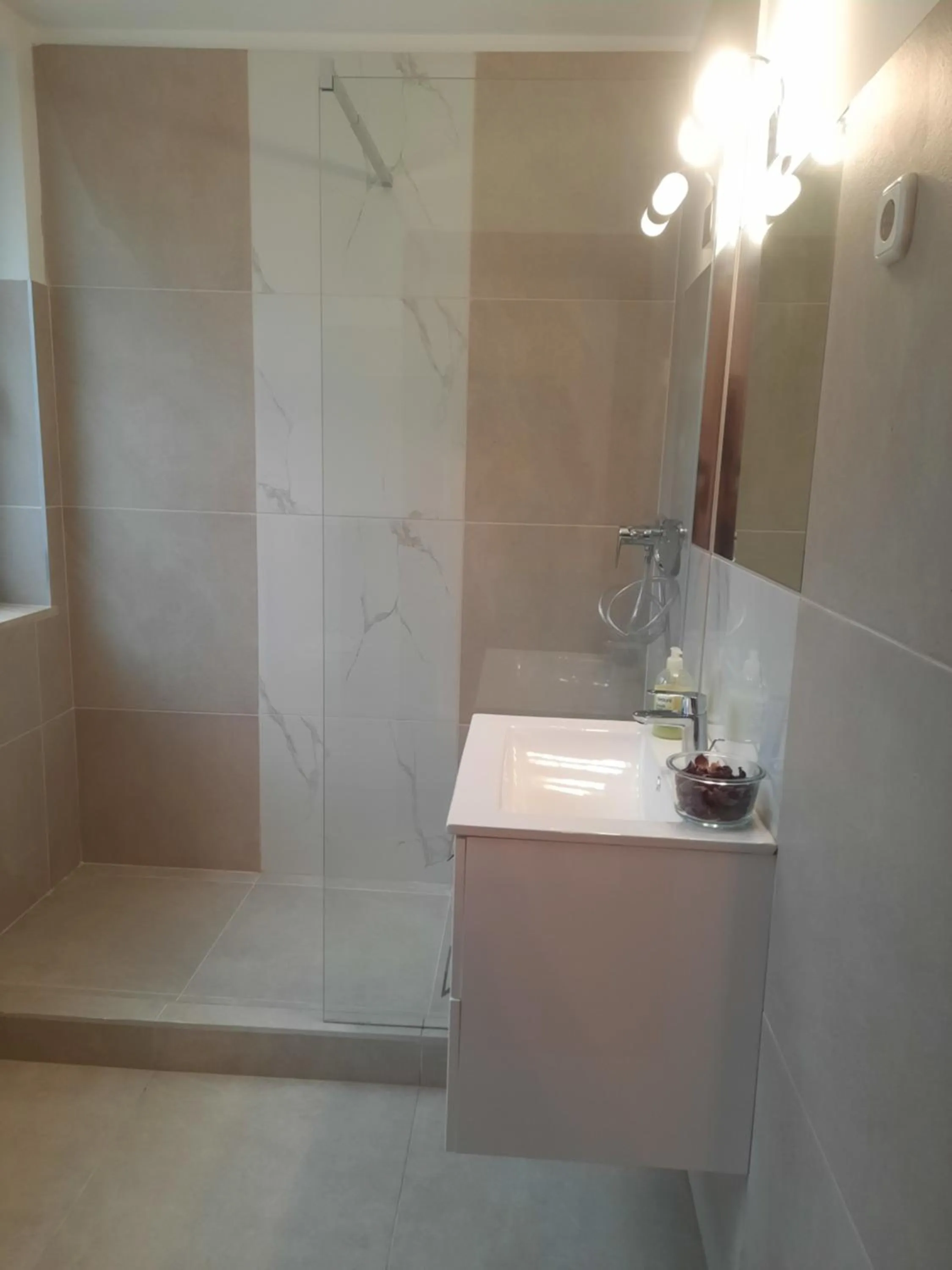 Shower in HELIOS Hotel Apartments