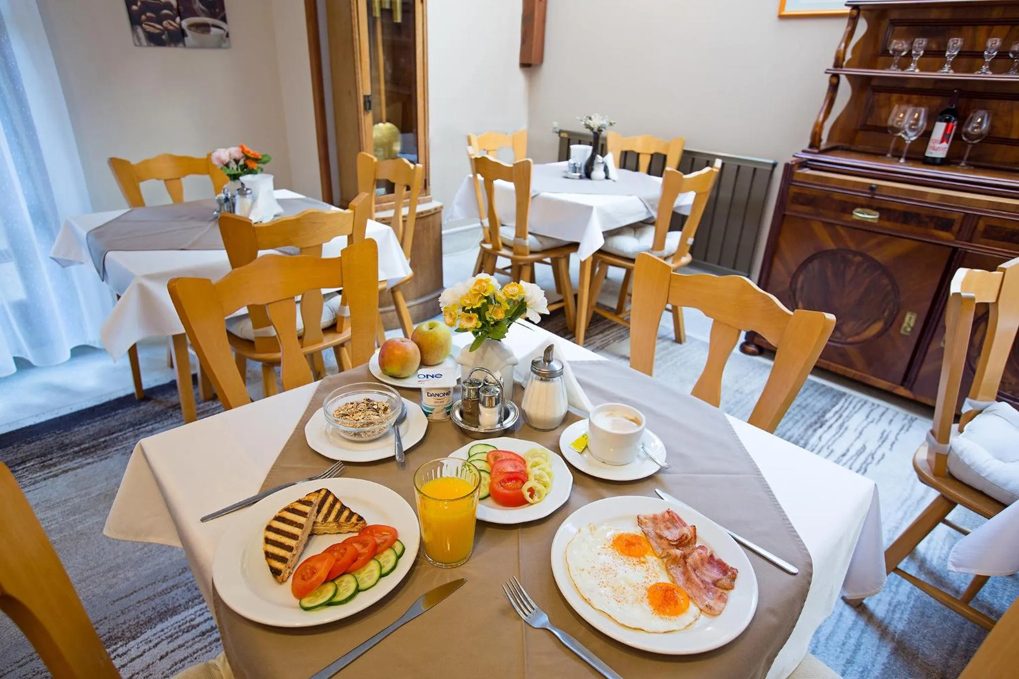 Restaurant/places to eat in HELIOS Hotel Apartments