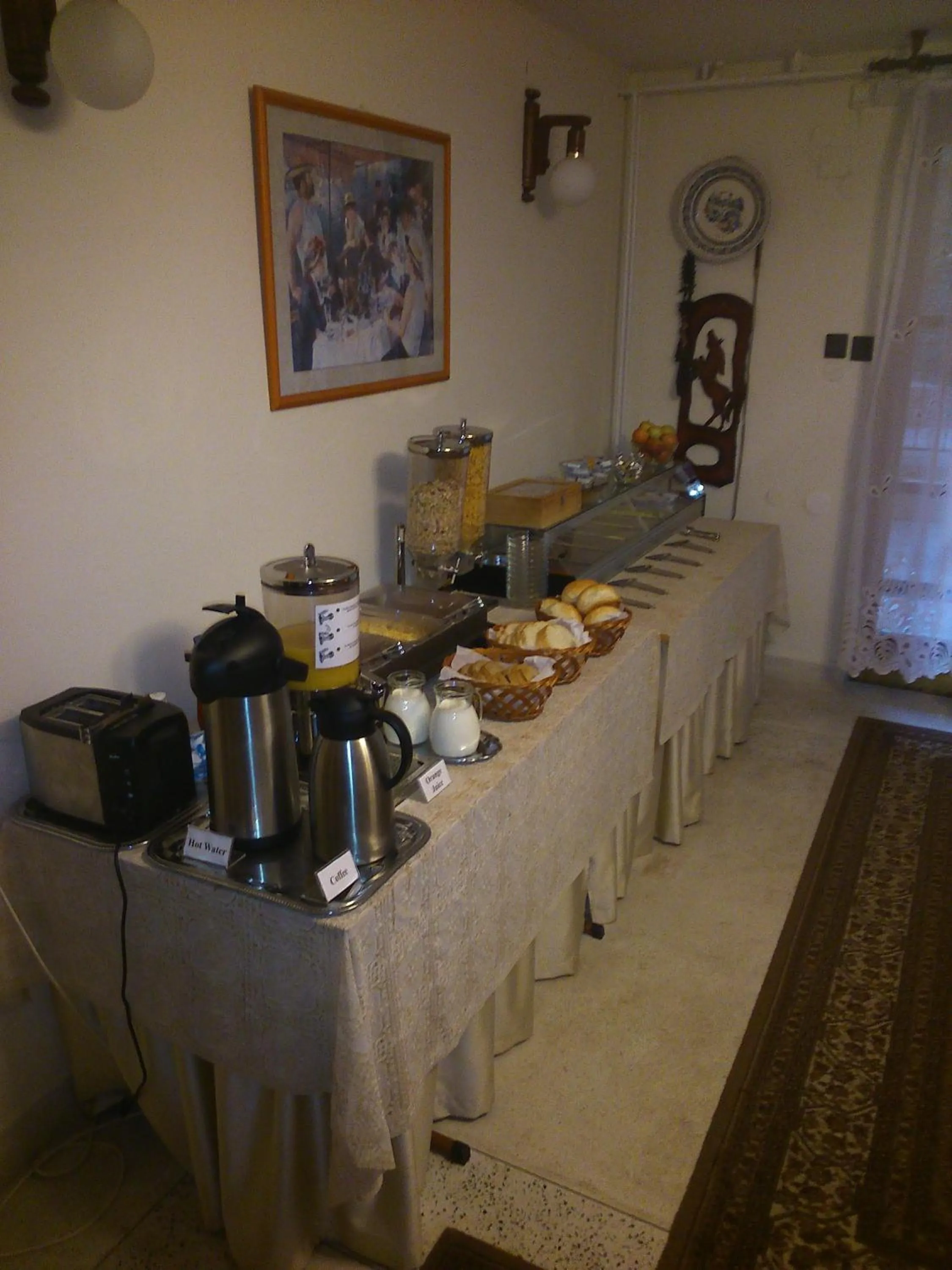 Restaurant/places to eat in HELIOS Hotel Apartments