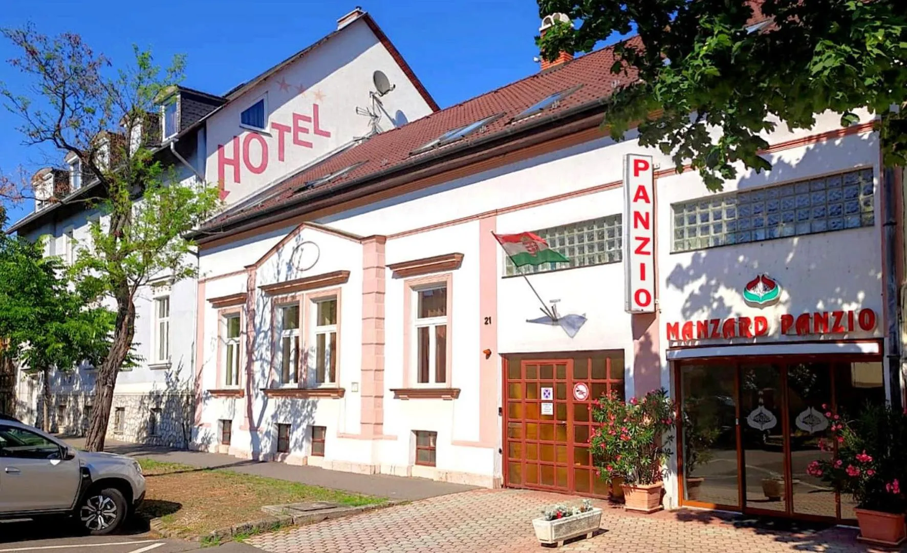Property building in Hotel Manzard Panzio