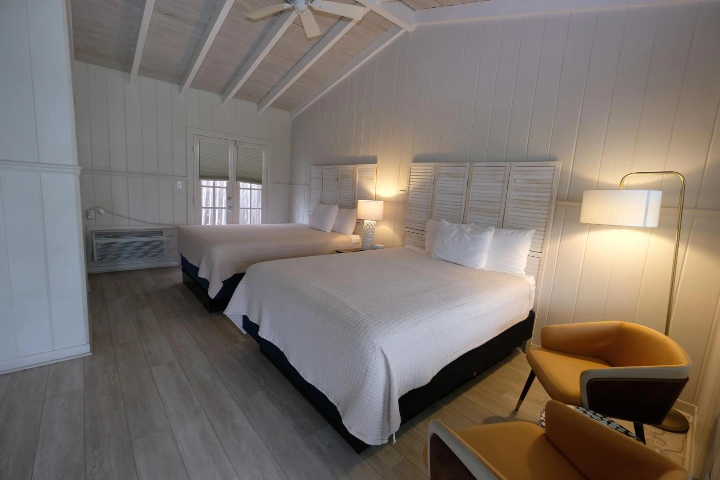 Bed in The Islander Inn