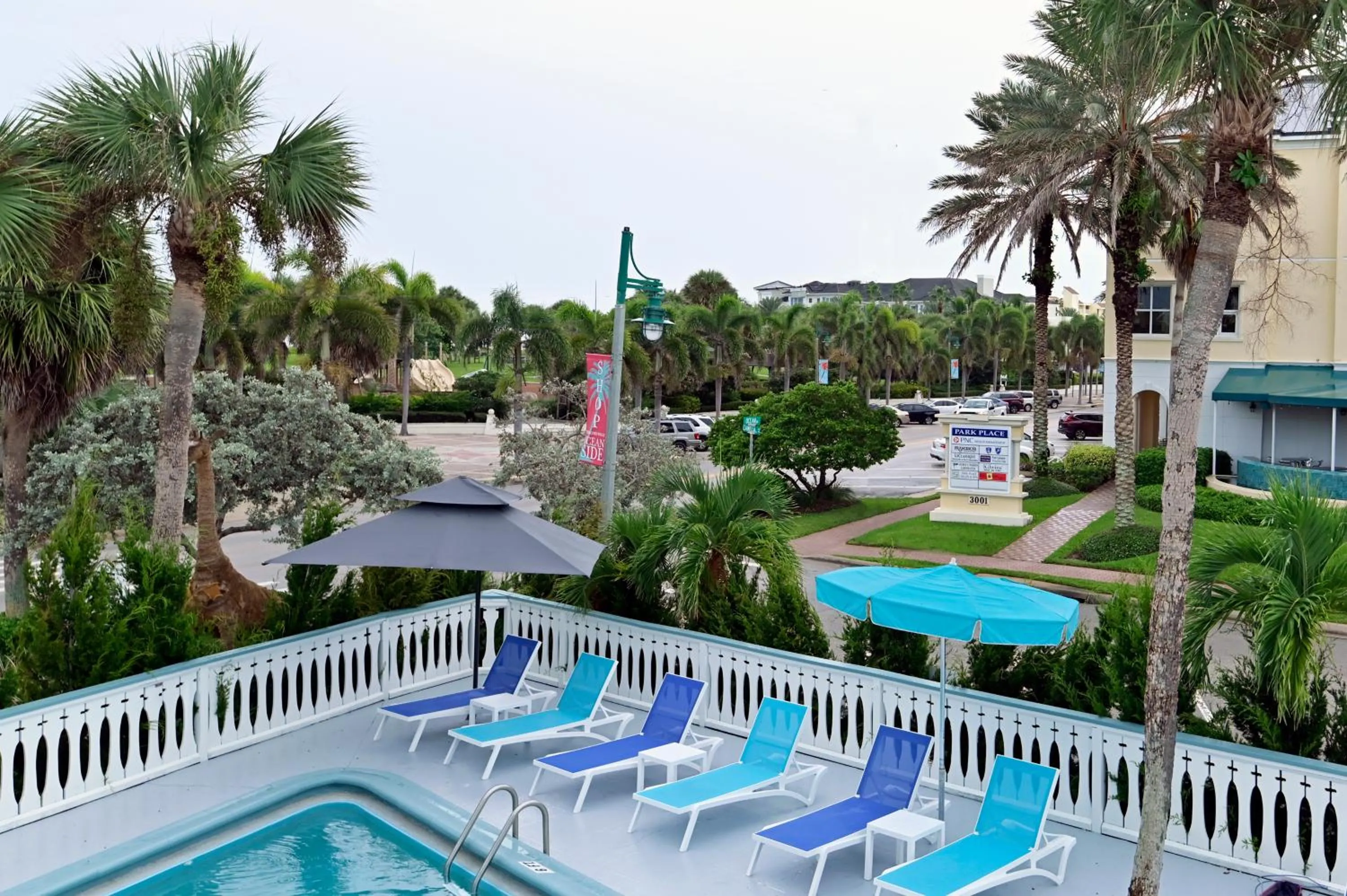 Pool view in The Islander Inn