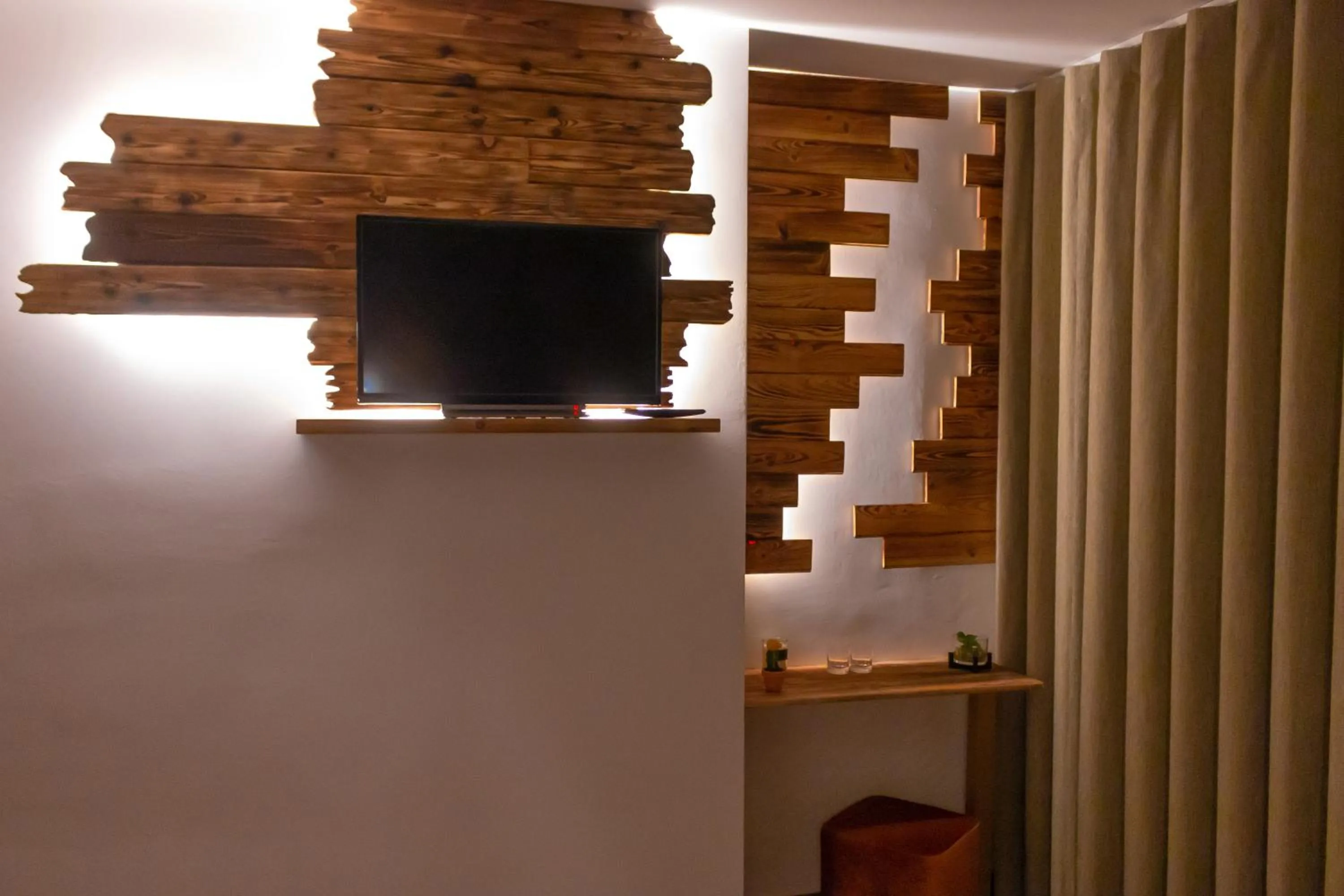 TV and multimedia in Golden Mirror