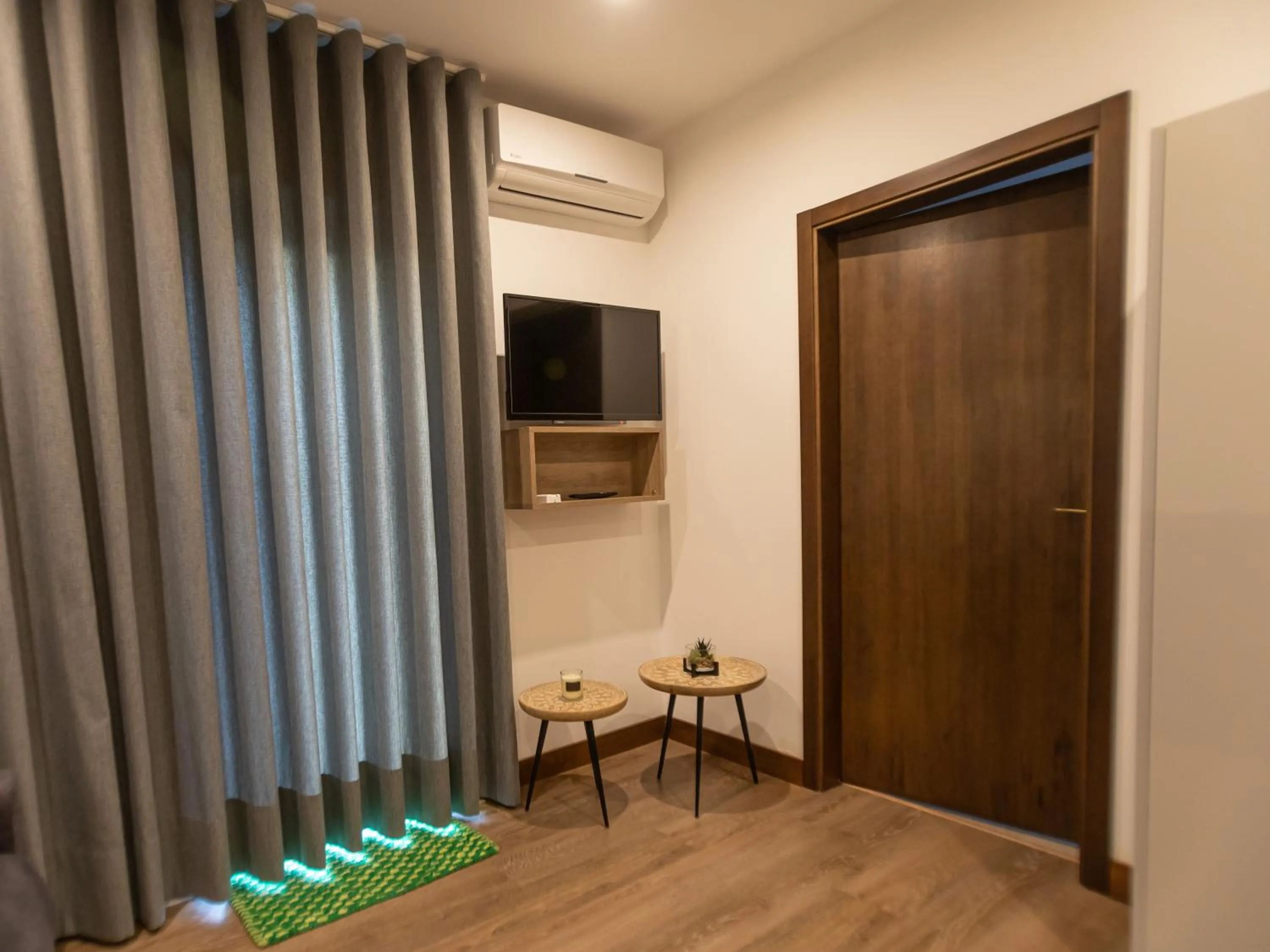 Kitchen or kitchenette in Golden Mirror