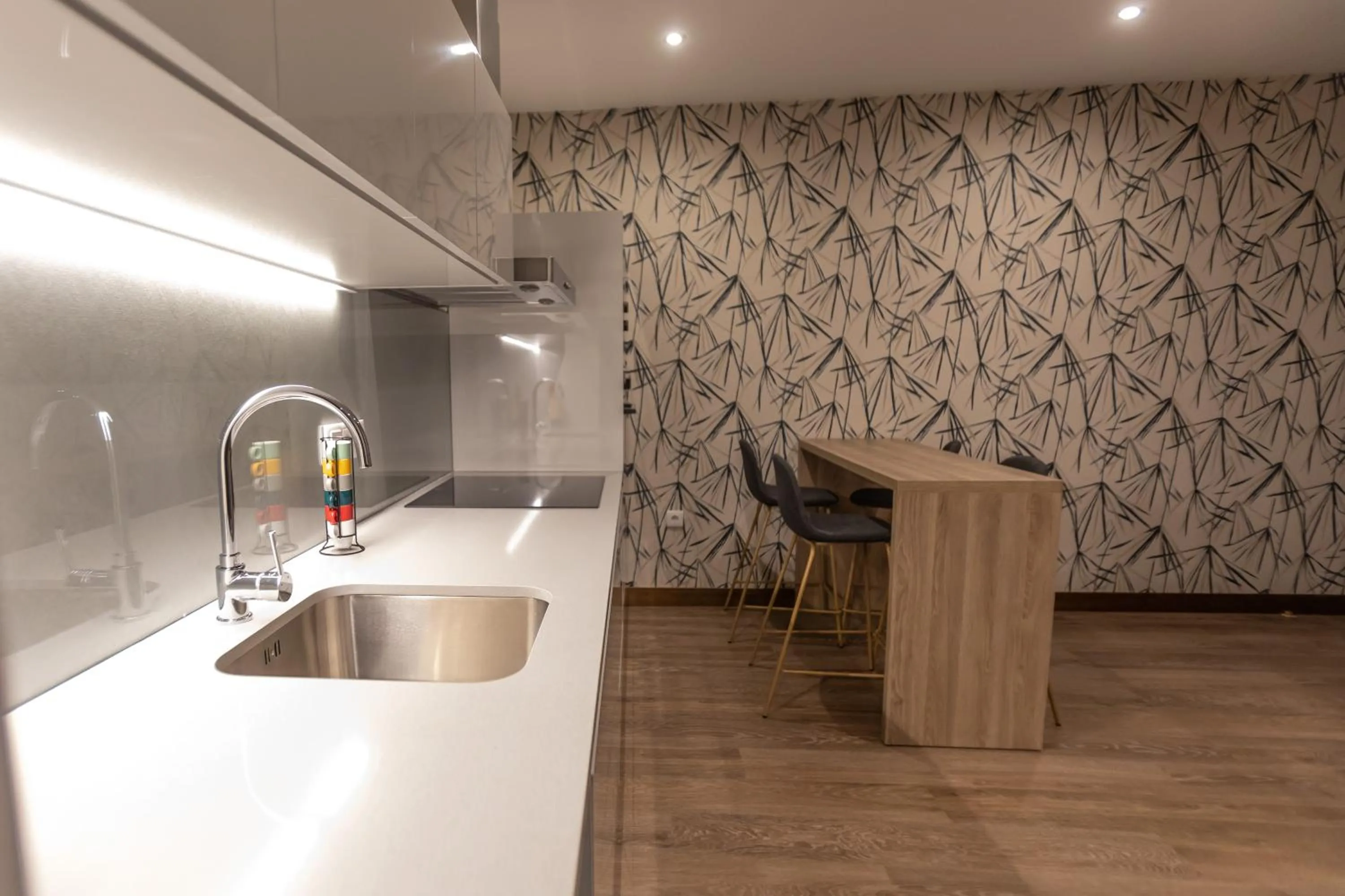 Coffee/tea facilities in Golden Mirror