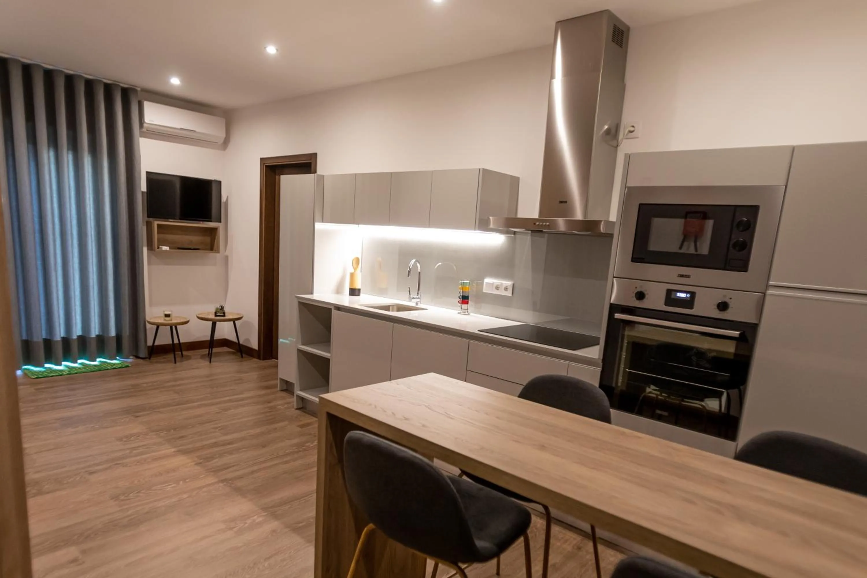 Kitchen or kitchenette in Golden Mirror