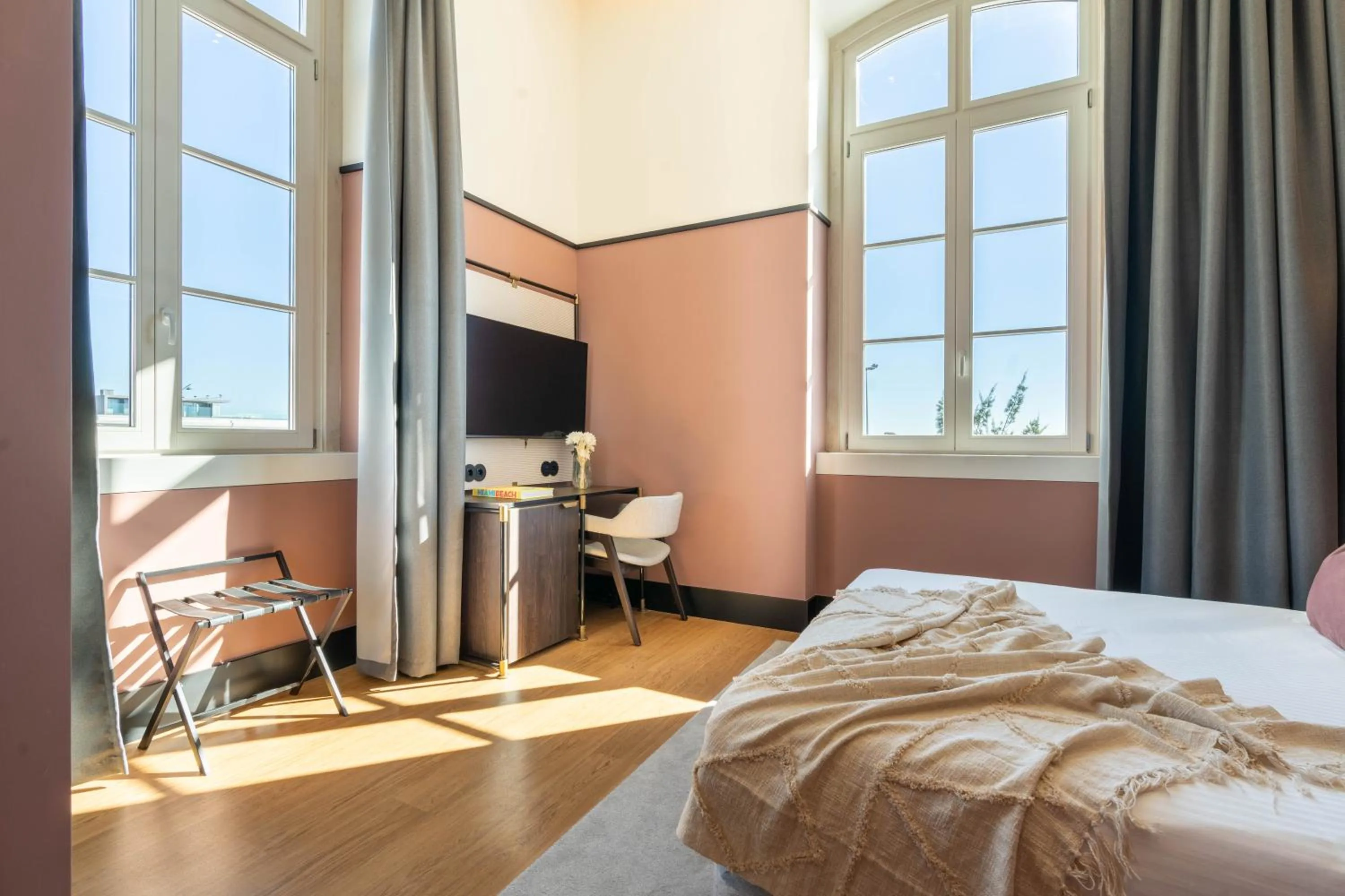 Bedroom, Bed in The Editory Riverside Hotel, an Historic Hotel