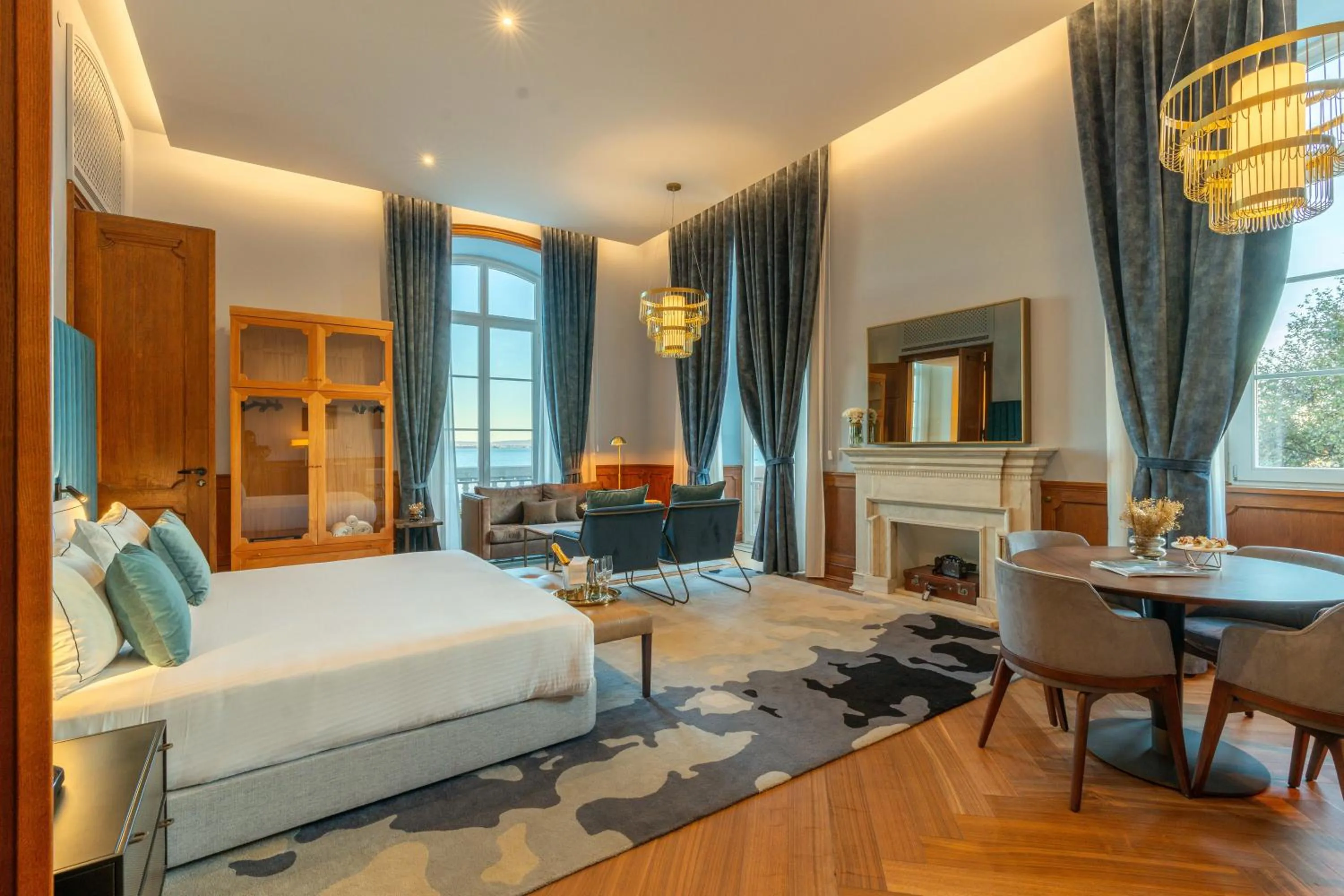 Bedroom, Bed in The Editory Riverside Hotel, an Historic Hotel