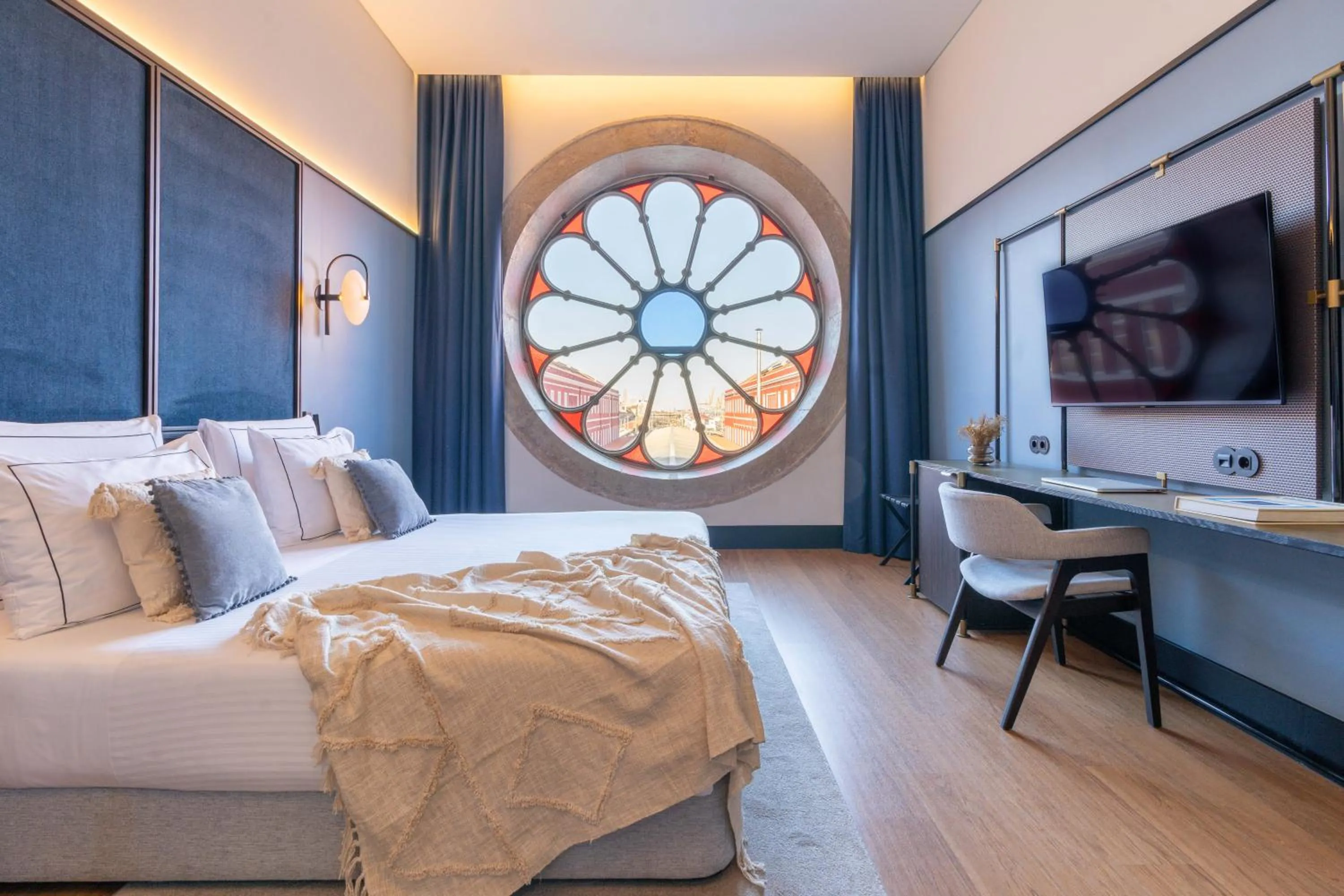 Bedroom, Bed in The Editory Riverside Hotel, an Historic Hotel