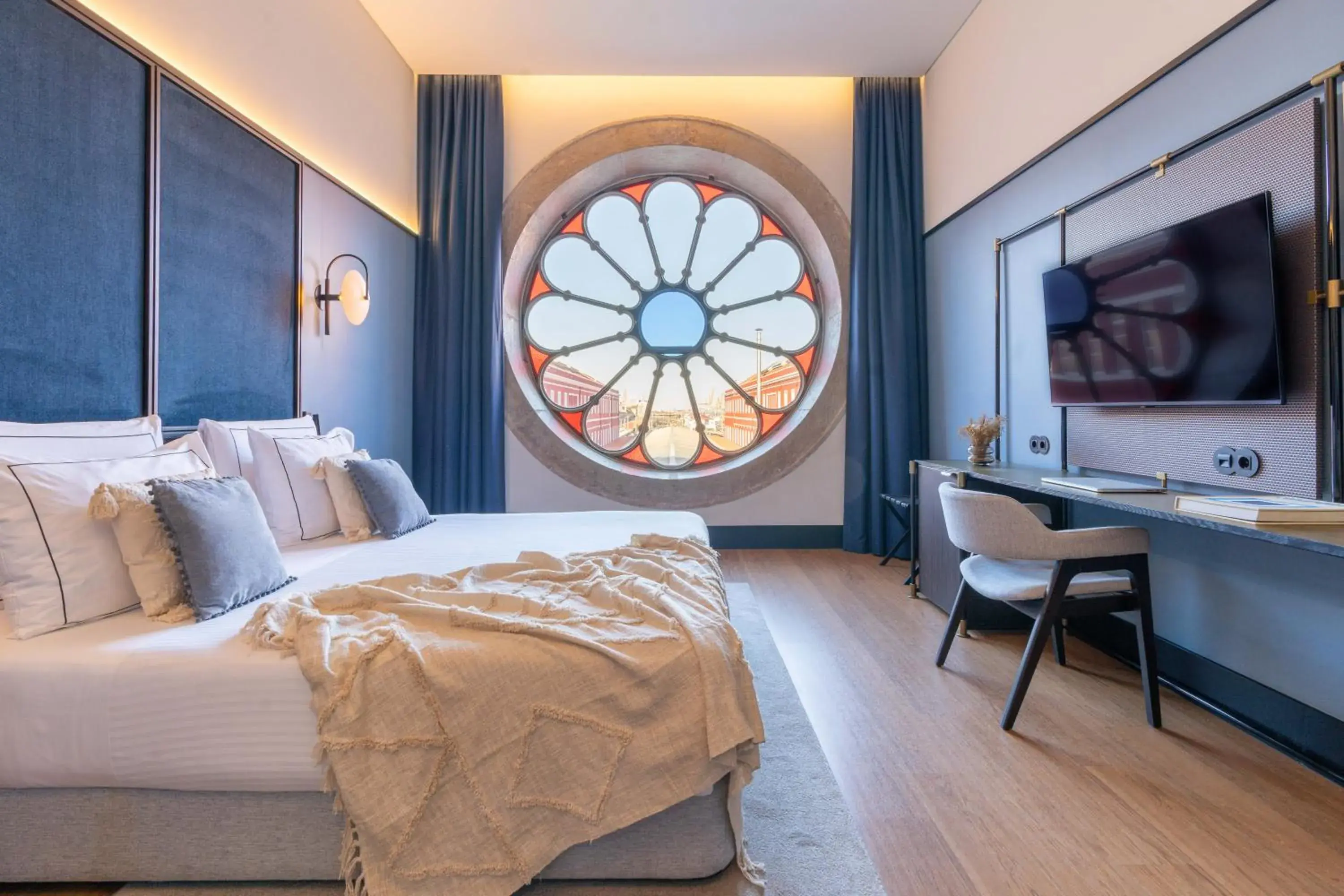 Deluxe Junior Suite in The Editory Riverside Hotel, an Historic Hotel Deluxe Junior Suite in The Editory Riverside Hotel, an Historic Hotel