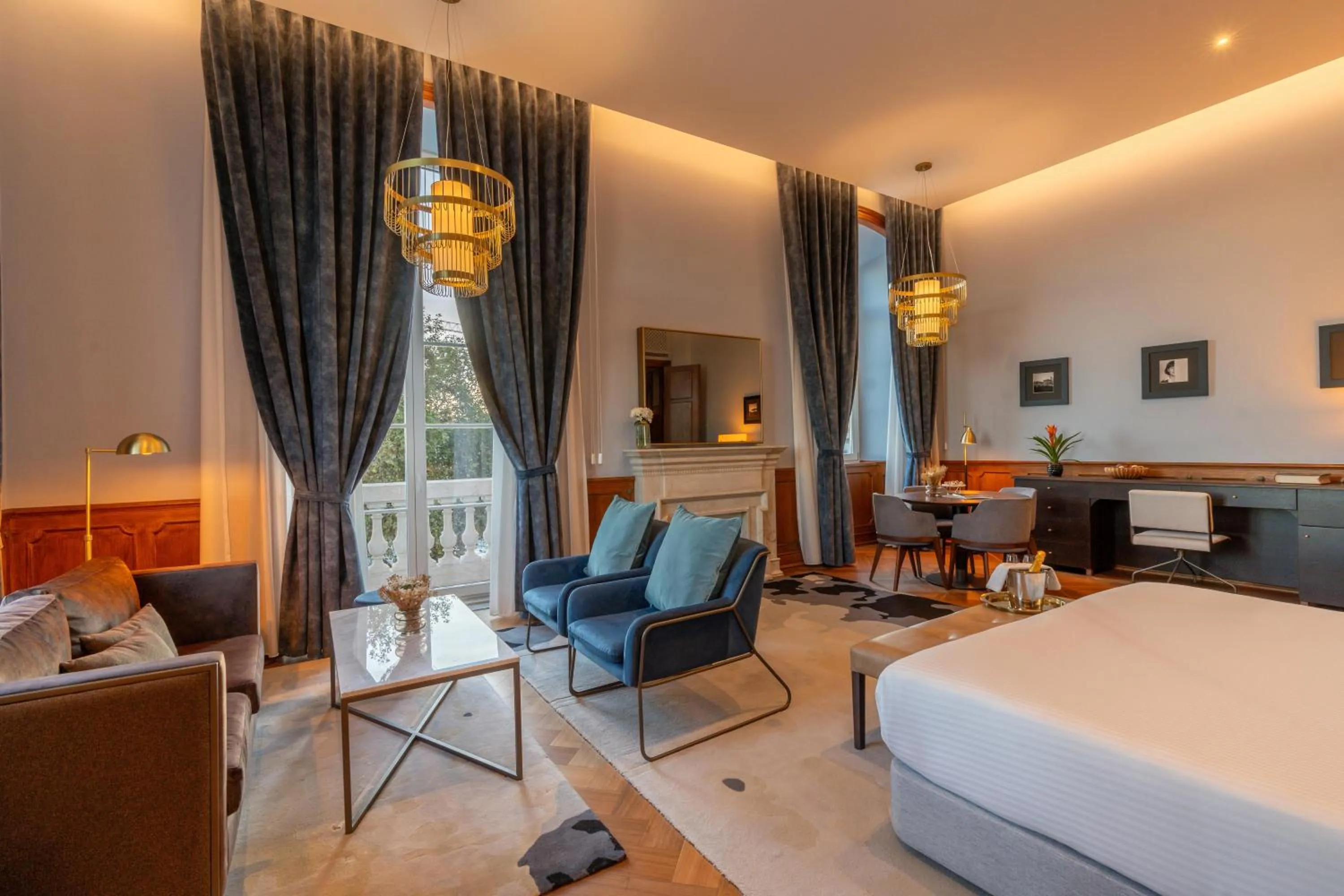 Bedroom, Bed in The Editory Riverside Hotel, an Historic Hotel