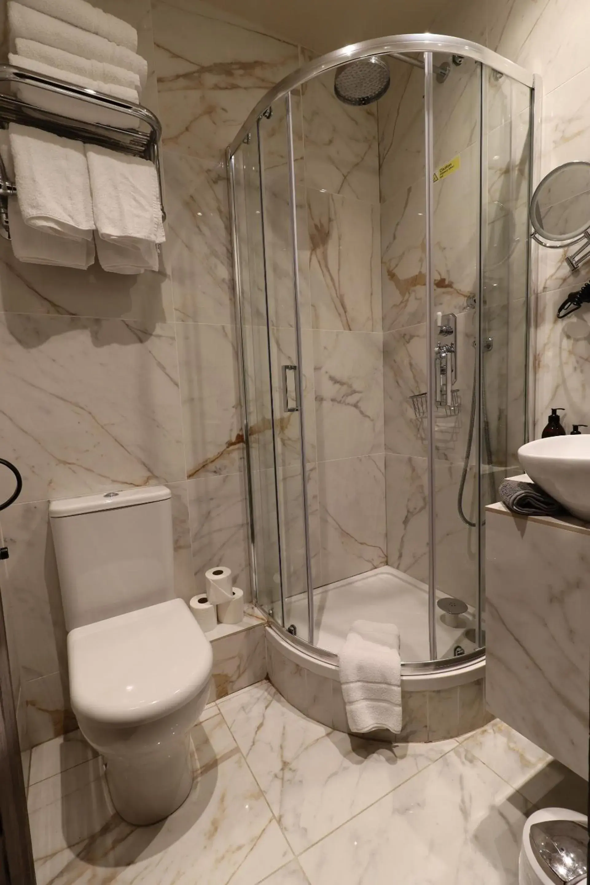 Quadruple Room with Shower in Hocus Pocus Tiny Hotel Quadruple Room with Shower in Hocus Pocus Tiny Hotel