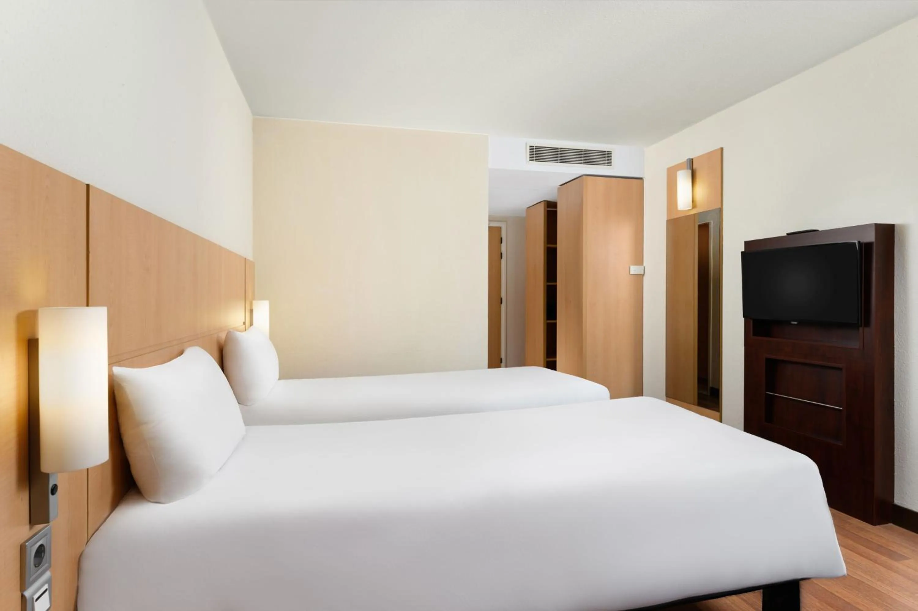 Photo of the whole room, Bed in Ibis Budapest Heroes Square