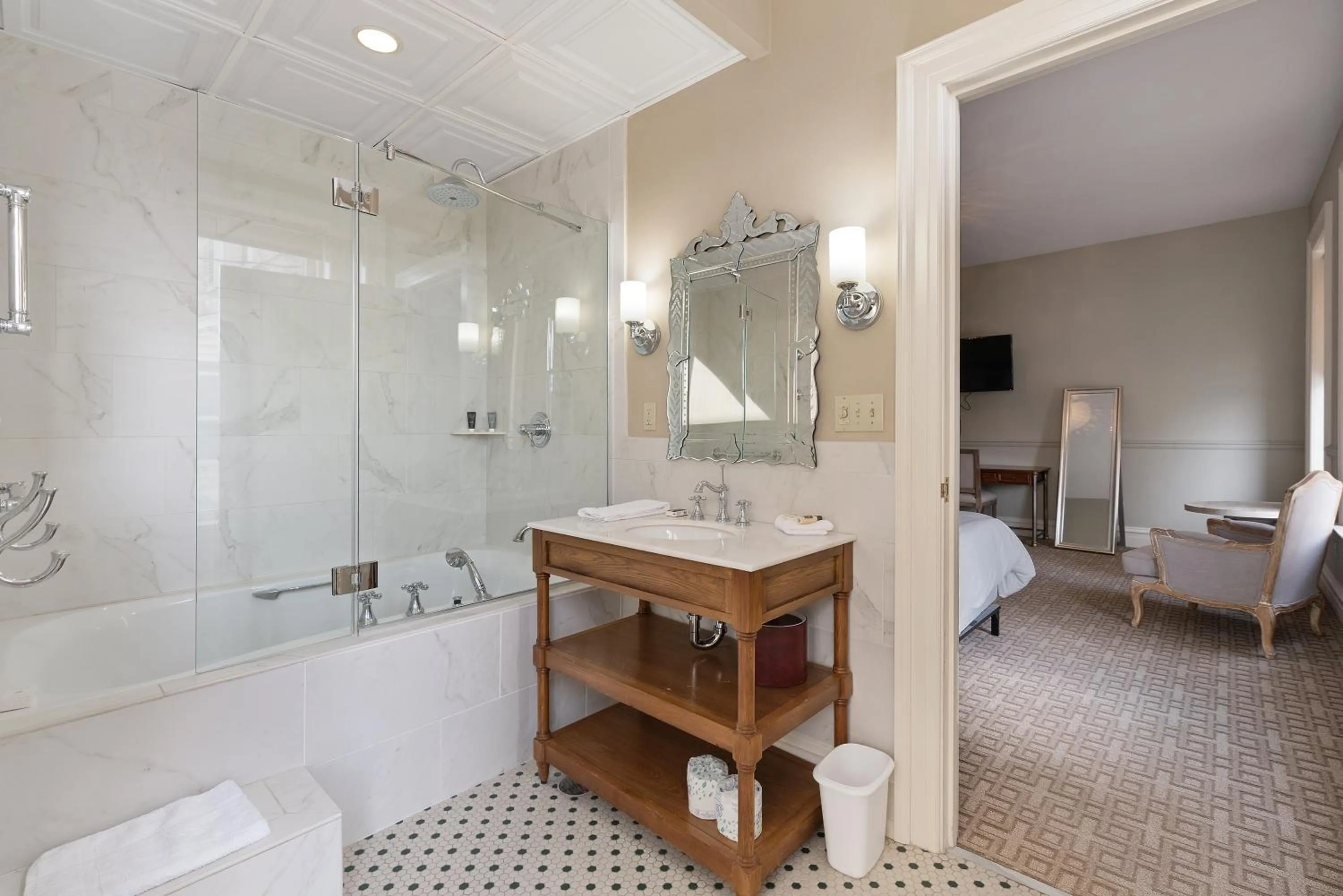 Bathroom, Bed in The Audubon Inn LLC