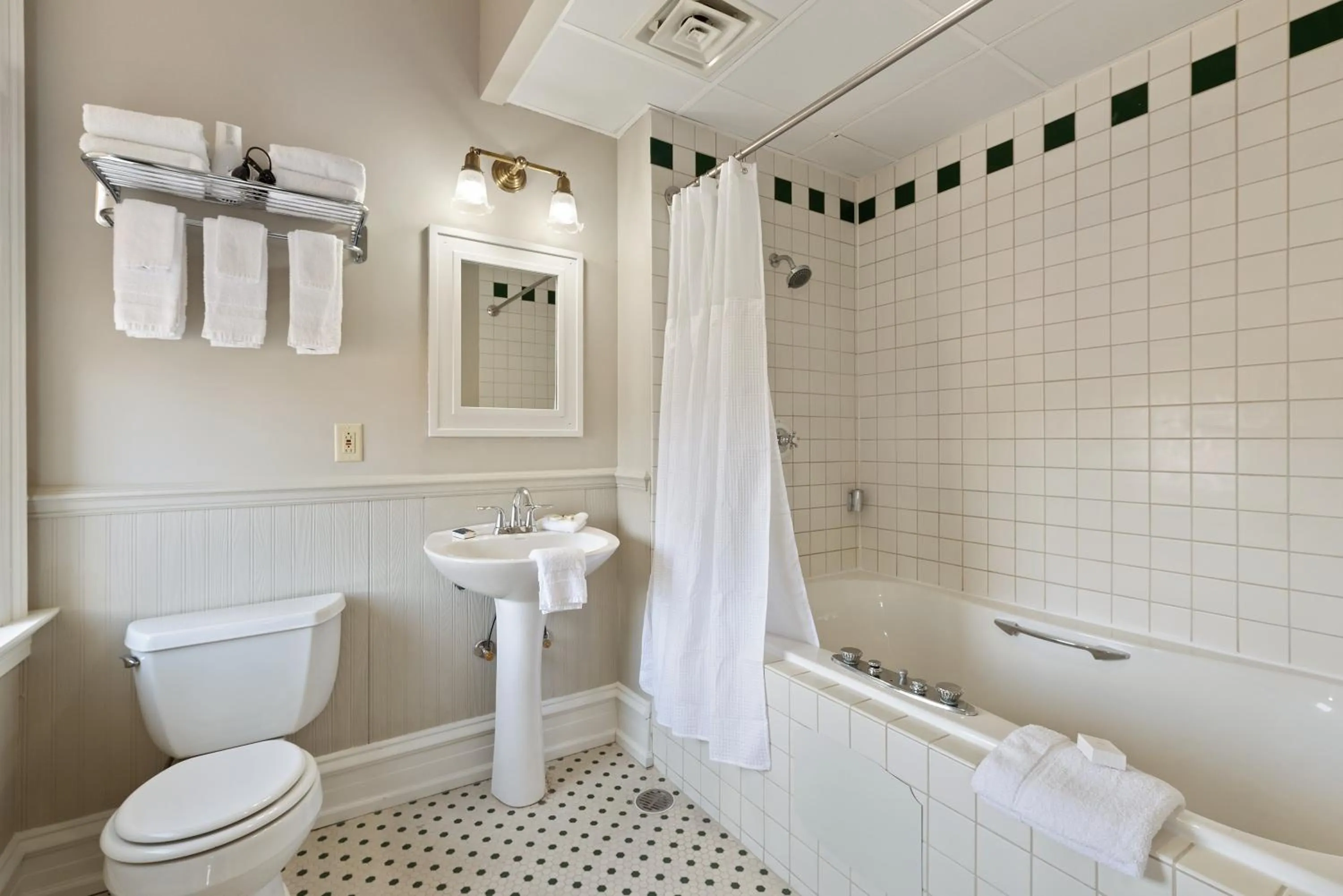 Bathroom in The Audubon Inn LLC