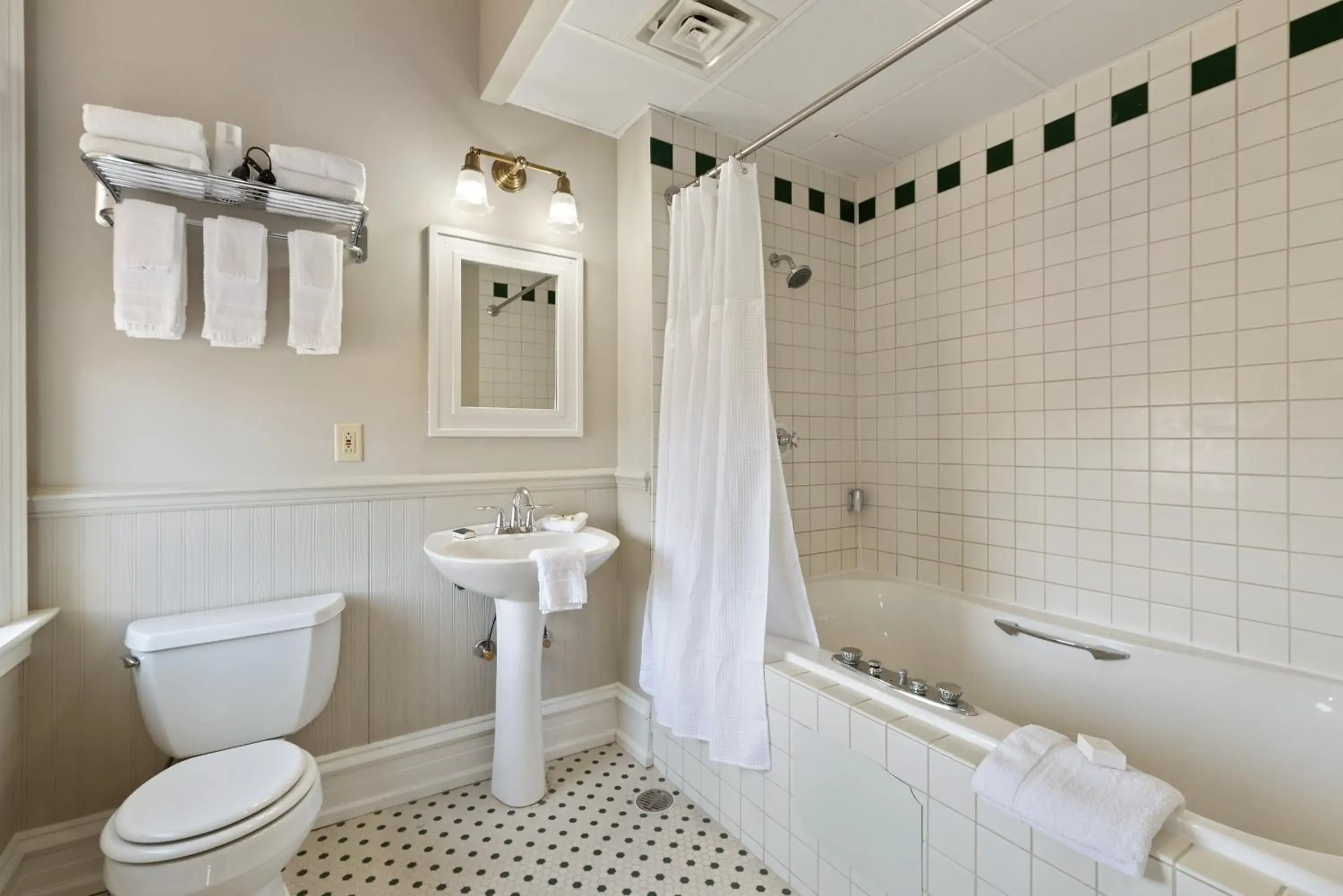 King Room with Spa Bath in The Audubon Inn LLC King Room with Spa Bath in The Audubon Inn LLC