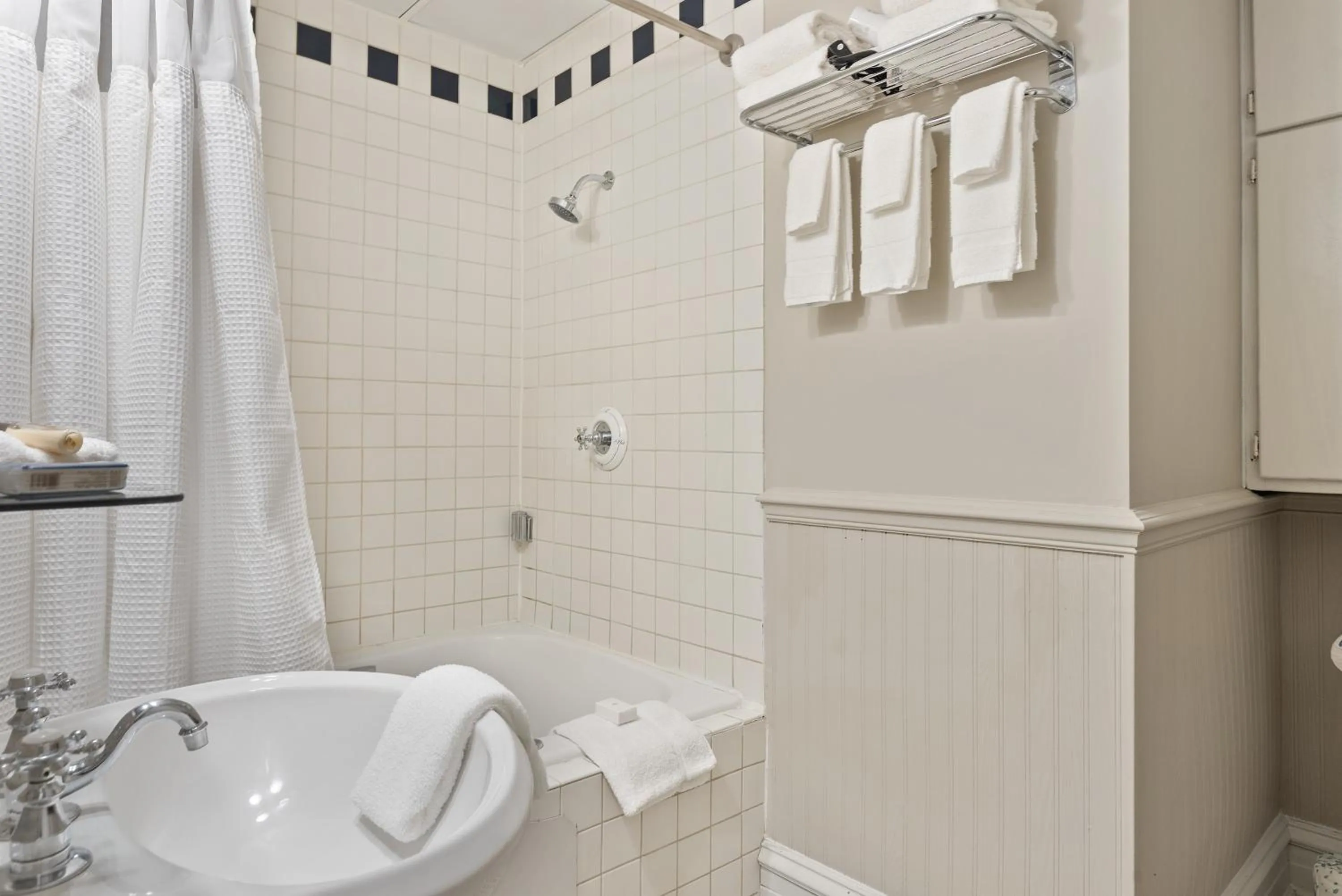 Bathroom in The Audubon Inn LLC