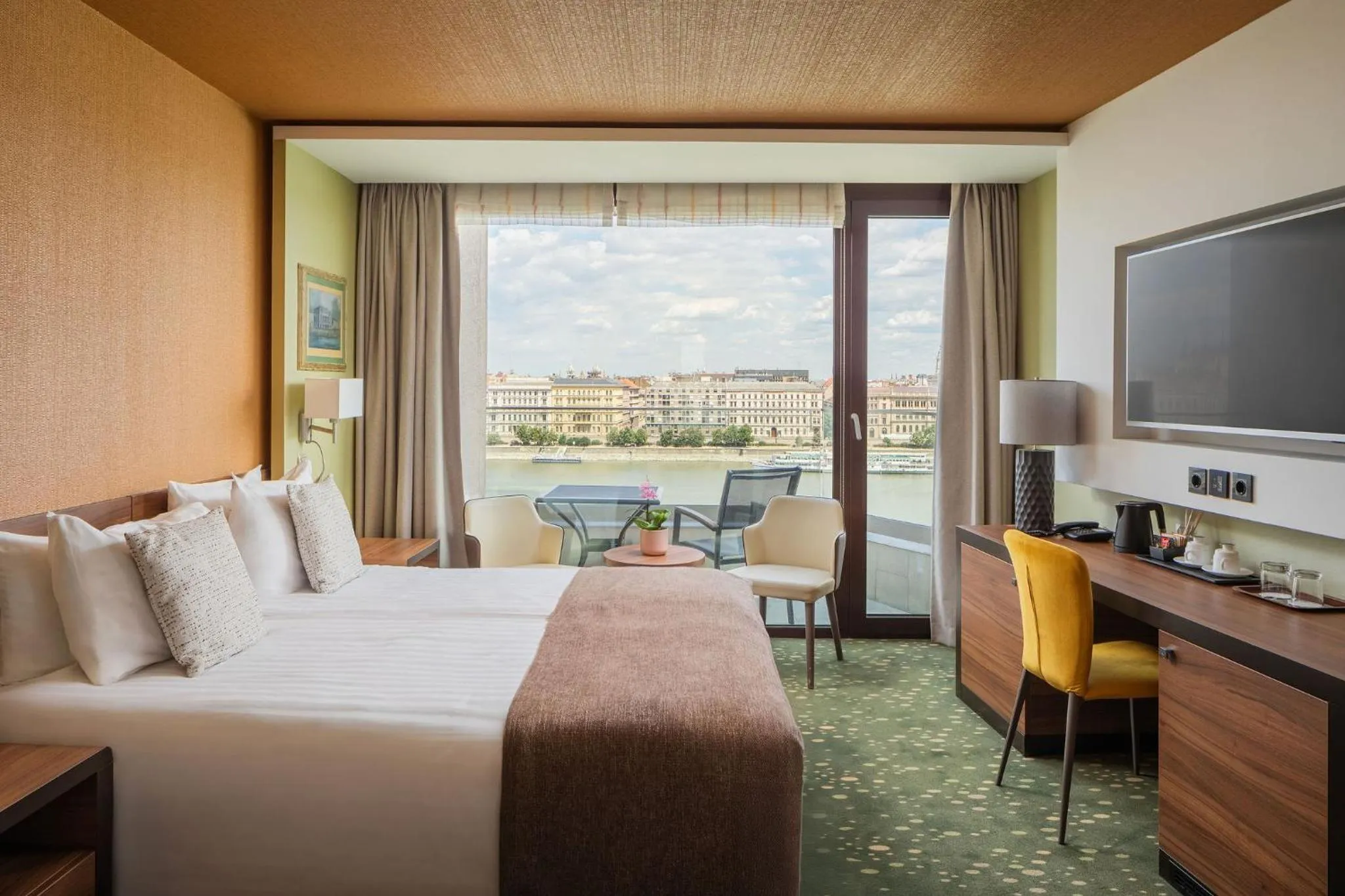 View (from property/room), Bed in Boutique Hotel Victoria Budapest