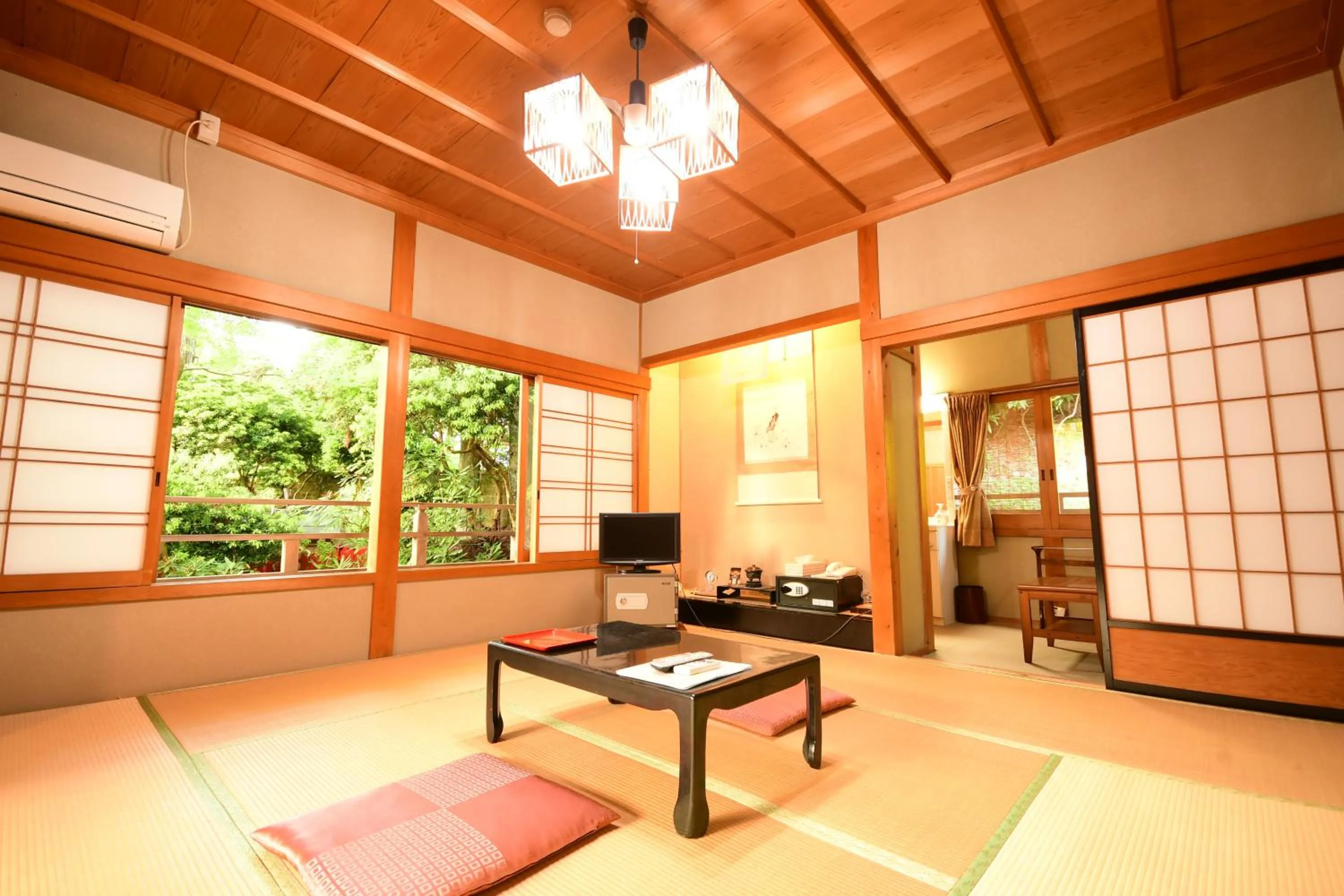 Photo of the whole room in Koyasan Shukubo Fugenin