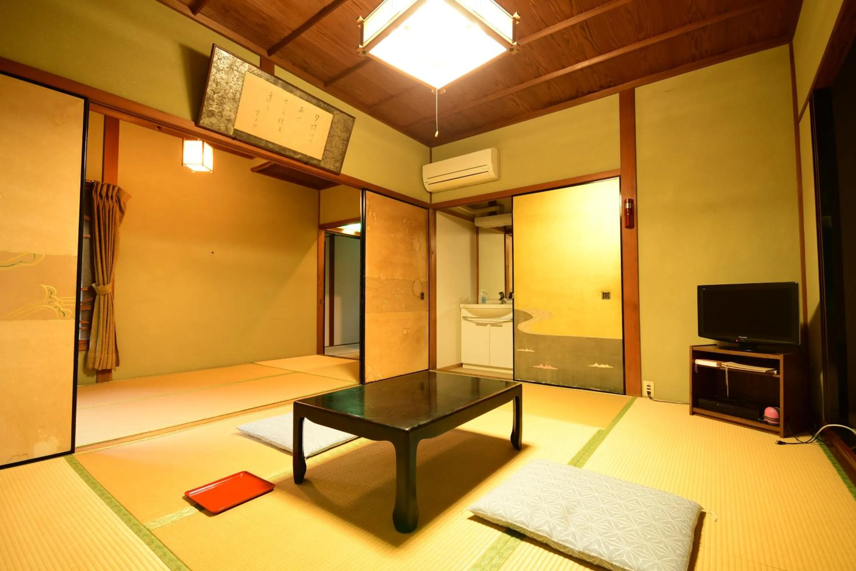 Photo of the whole room, Bed in Koyasan Shukubo Fugenin