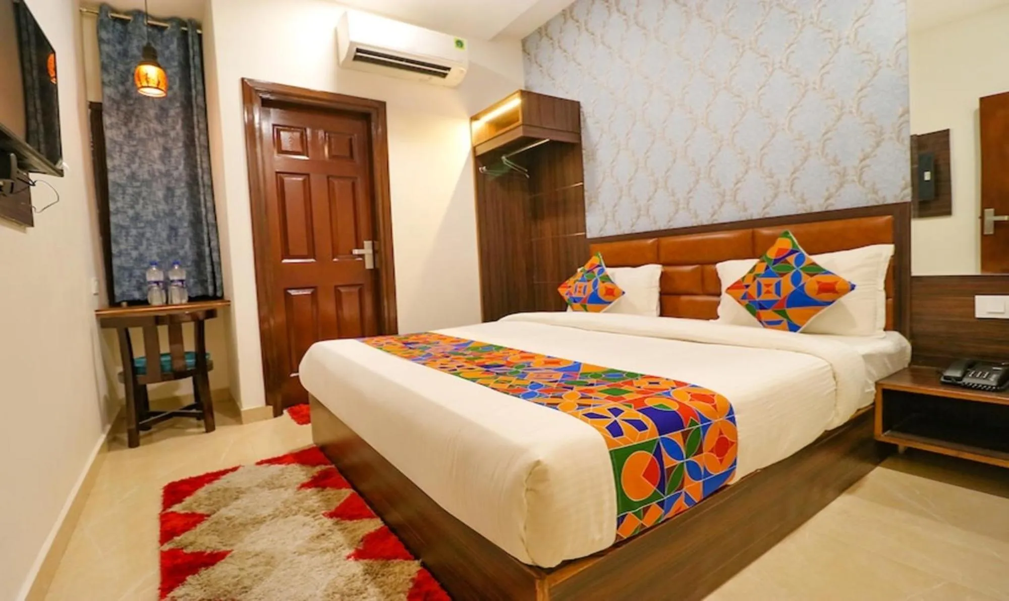 Bed in Hotel California Heights