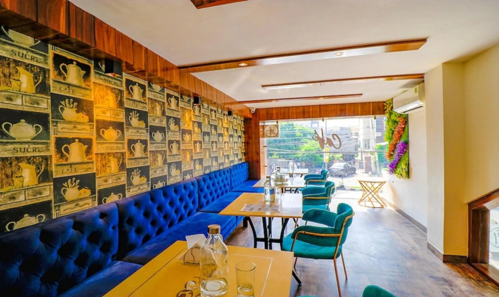 Restaurant/places to eat in Hotel California Heights