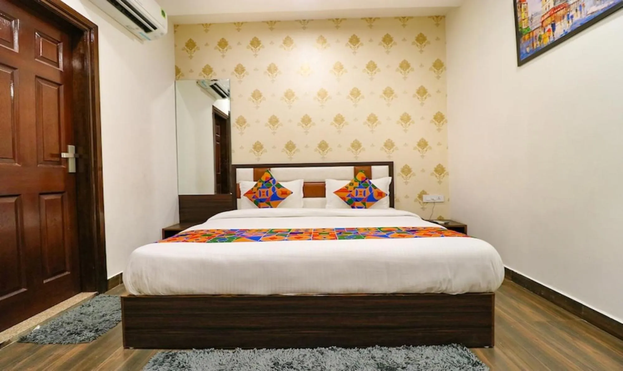 Bed in Hotel California Heights