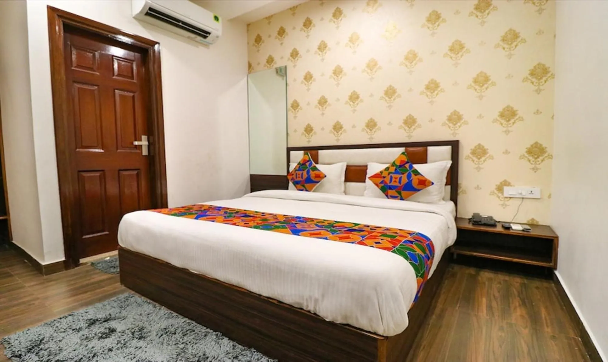 Bed in Hotel California Heights