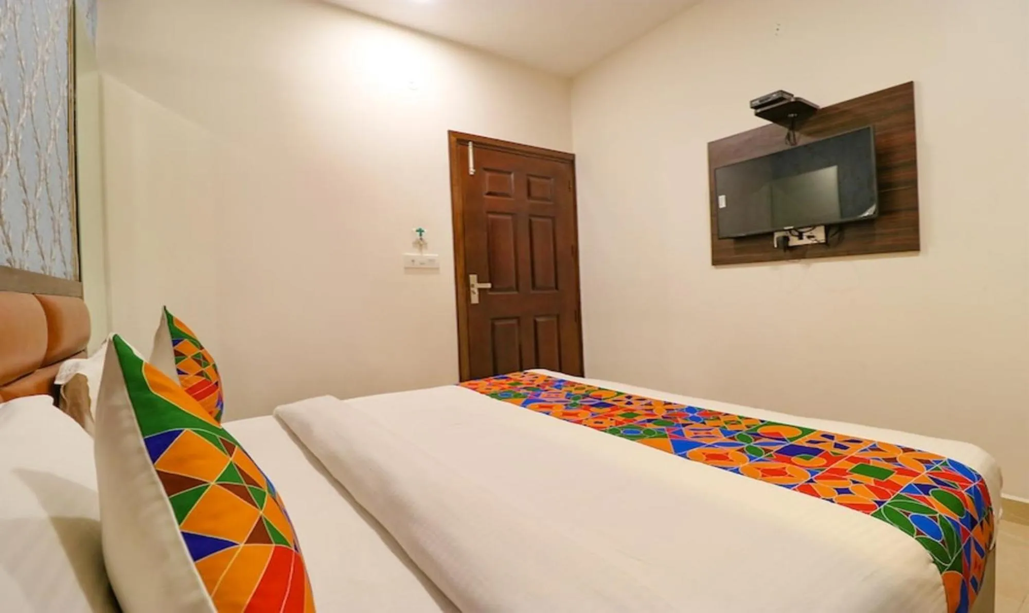 Bed in Hotel California Heights