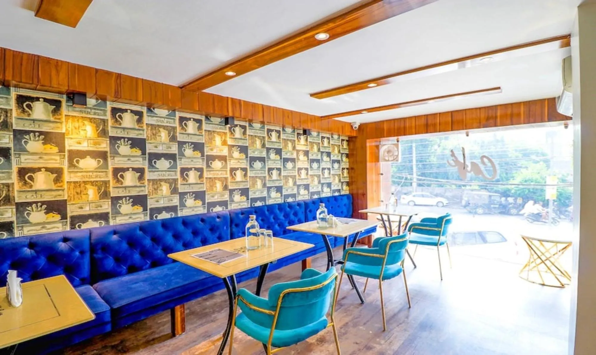 Restaurant/places to eat in Hotel California Heights