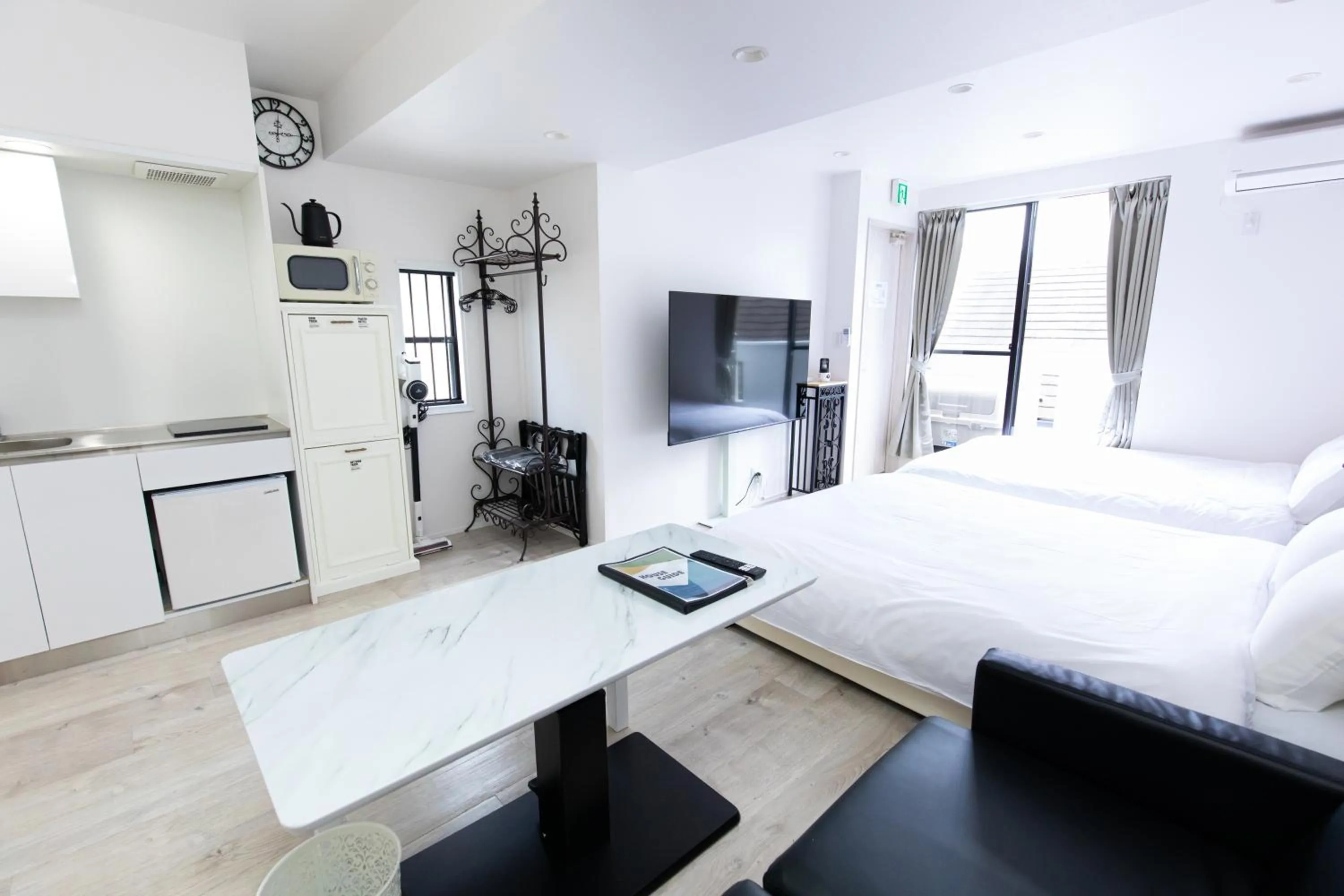 Living room, Bed in Villa Roppongi