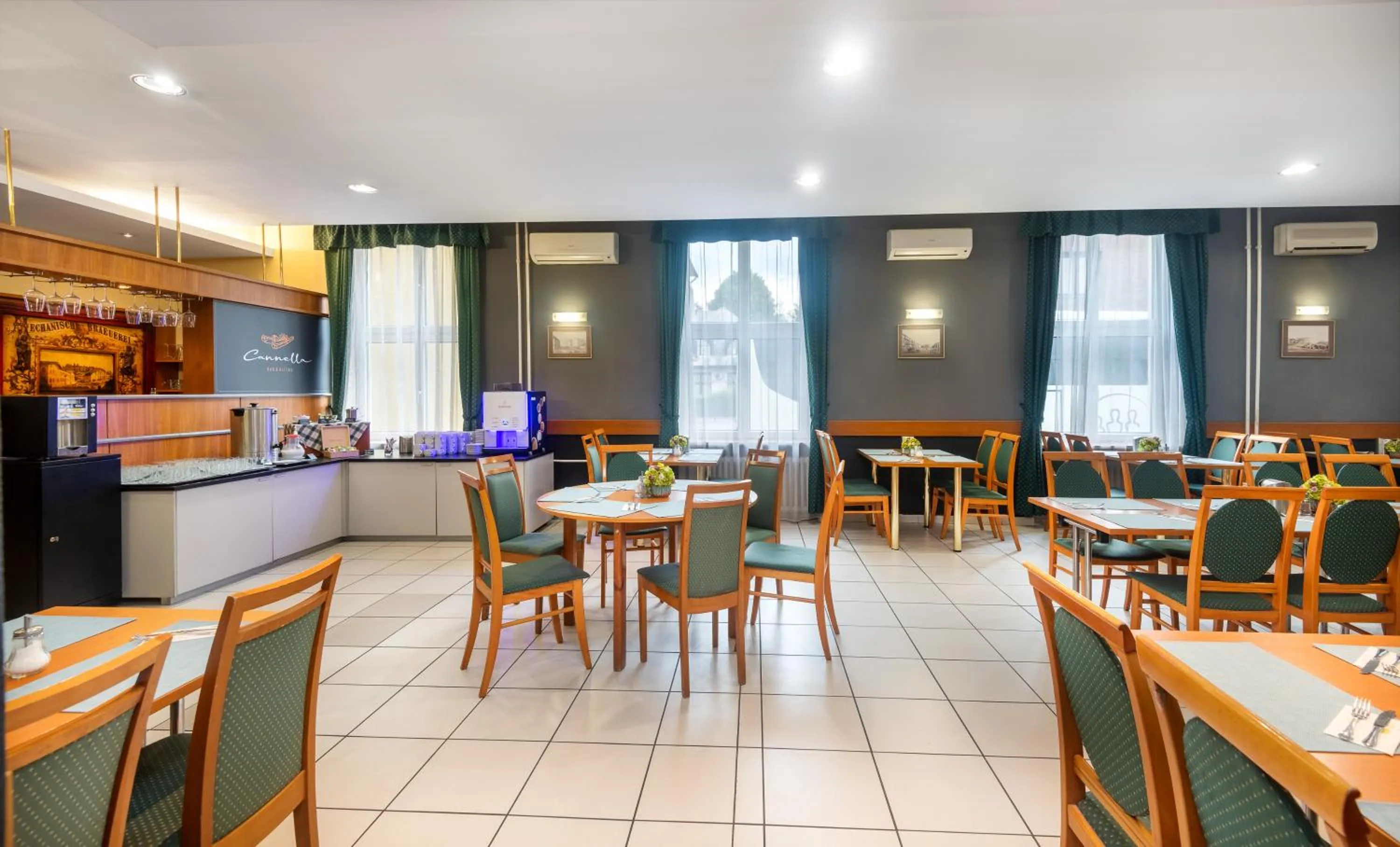 Restaurant/places to eat in Hotel Millennium