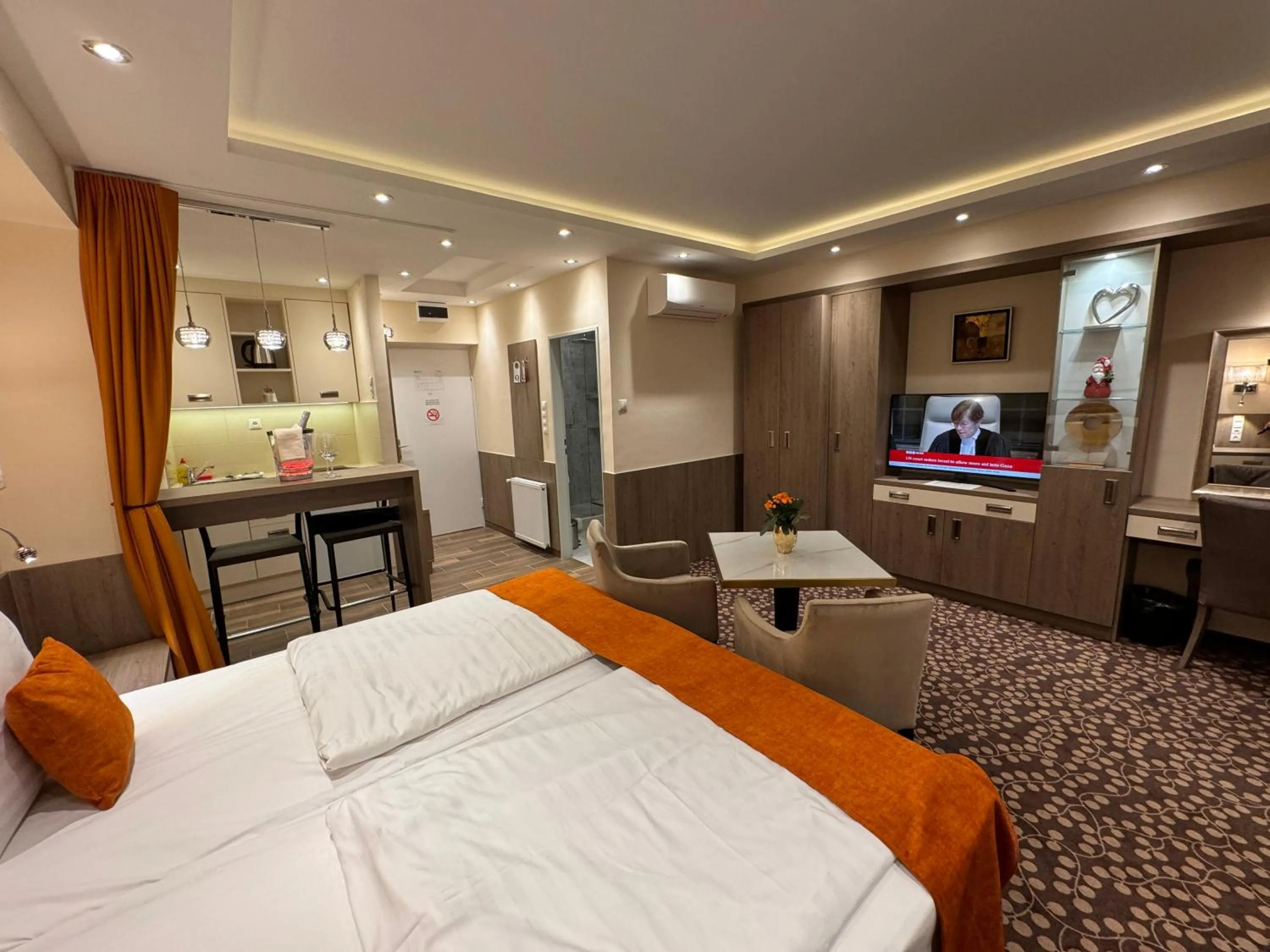 Bedroom, Bed in Hotel Charles