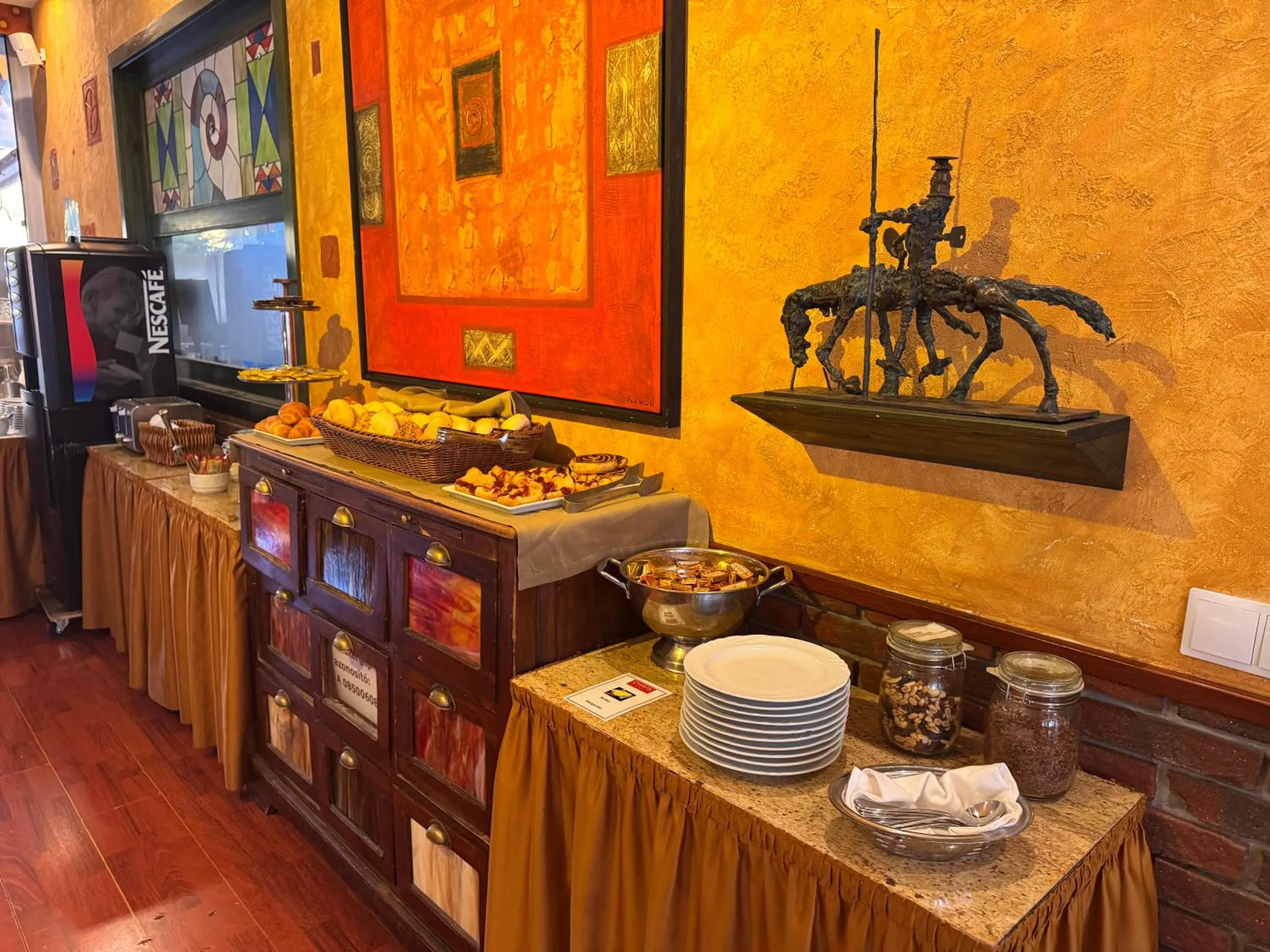 Restaurant/places to eat in Hotel Charles